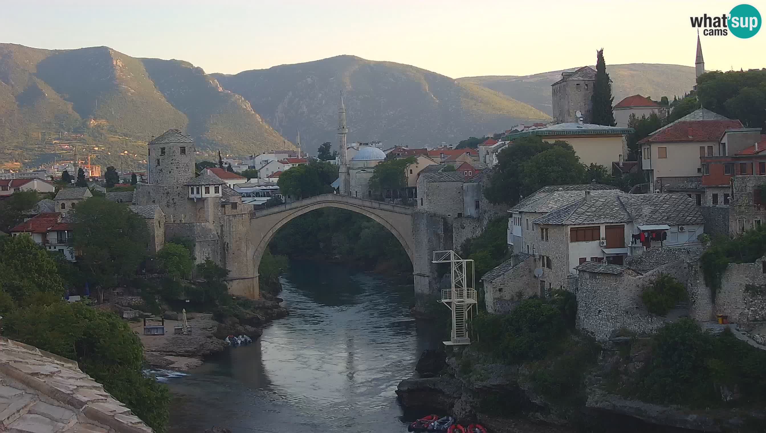 Mostar webkamera – Die Alte Brücke über den Fluss Neretva
