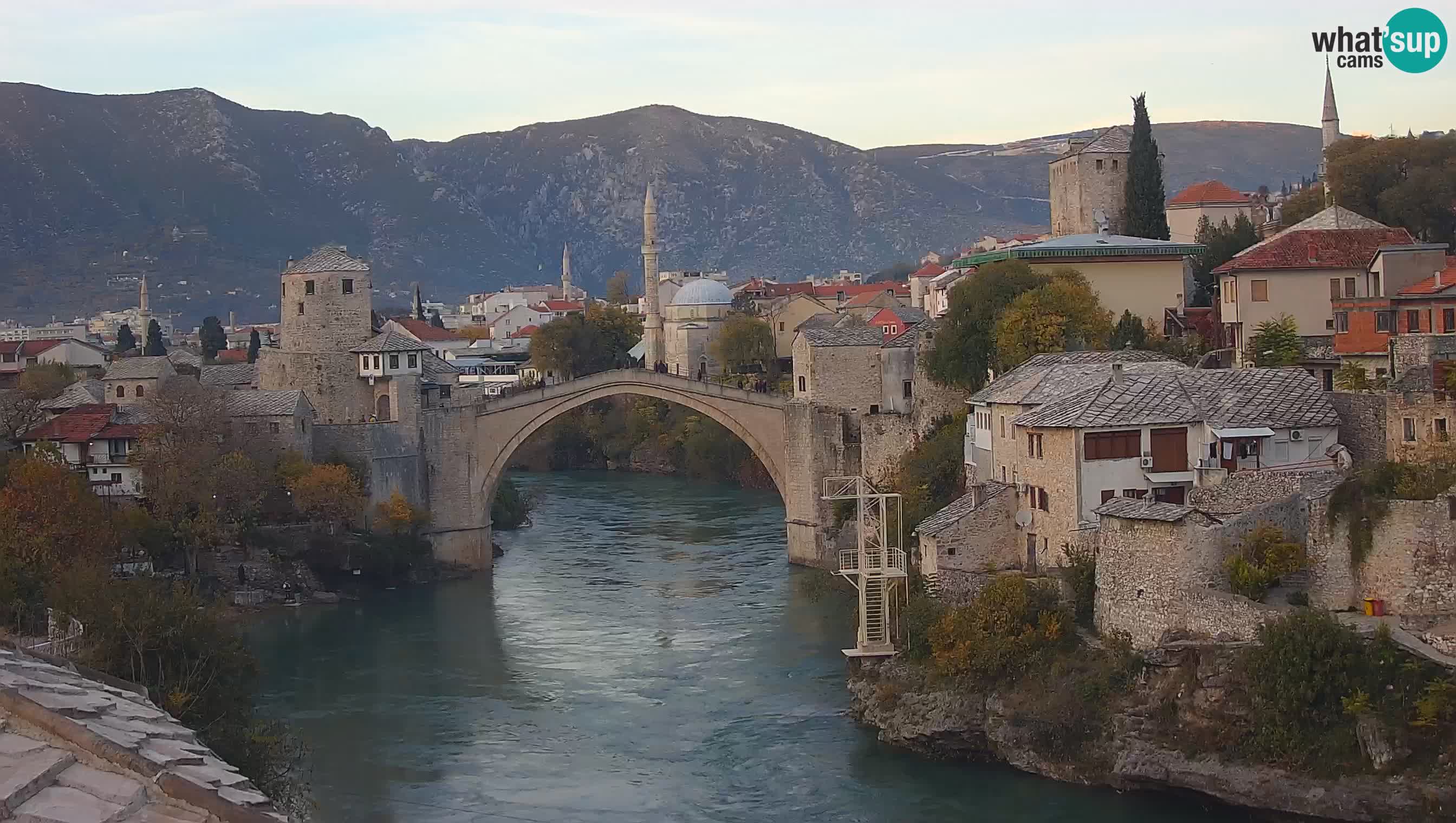 Mostar webkamera – Die Alte Brücke über den Fluss Neretva