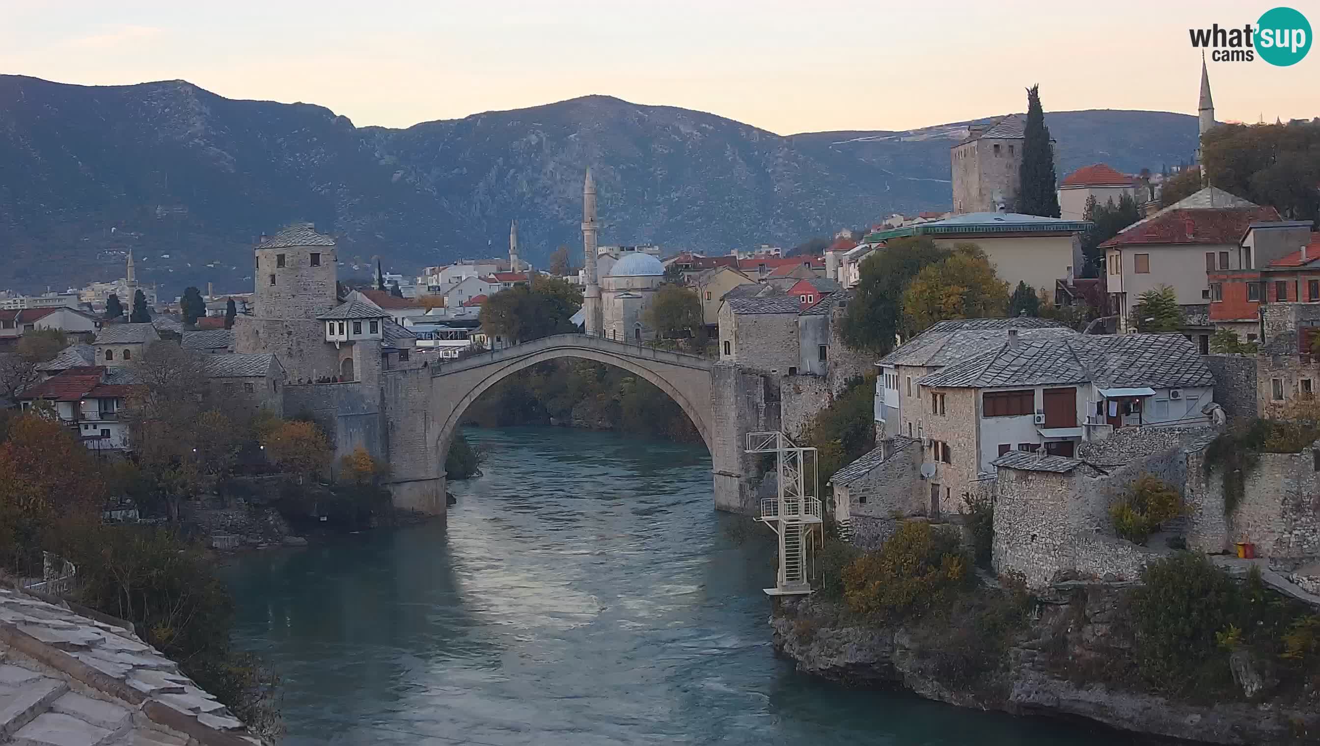 Mostar webkamera – Die Alte Brücke über den Fluss Neretva