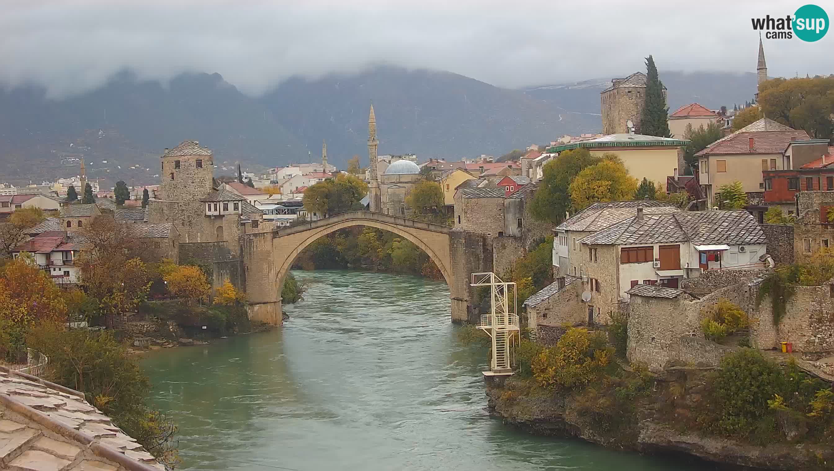 Mostar webkamera – Die Alte Brücke über den Fluss Neretva