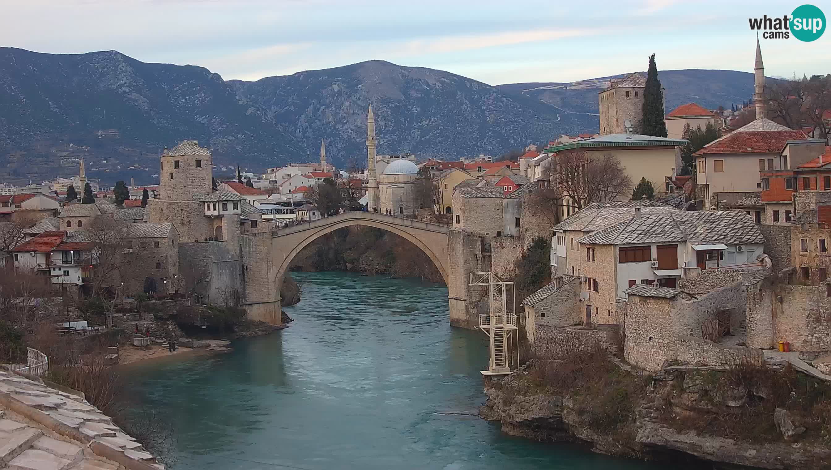 Mostar webkamera – Die Alte Brücke über den Fluss Neretva