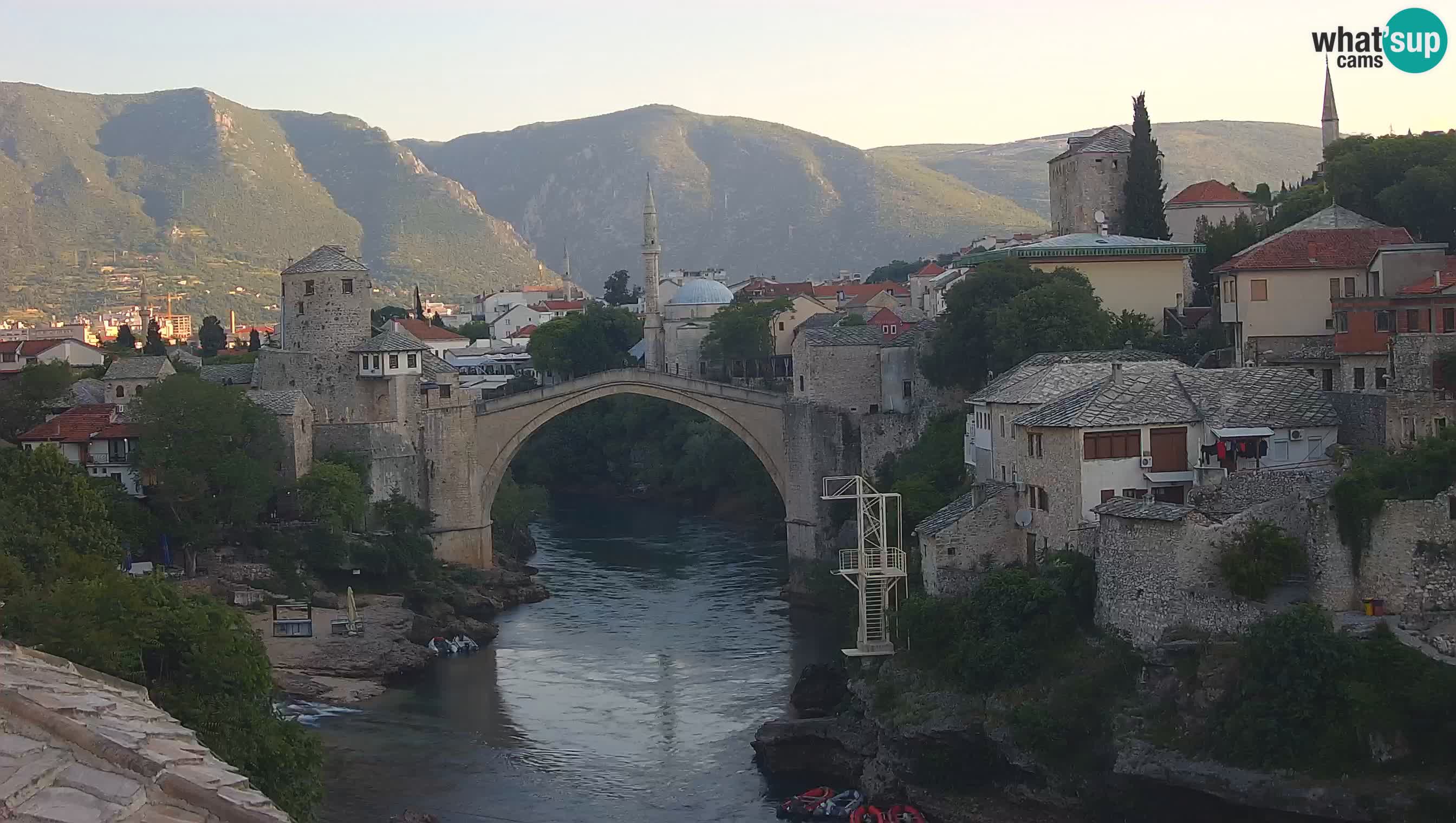 Mostar webkamera – Die Alte Brücke über den Fluss Neretva