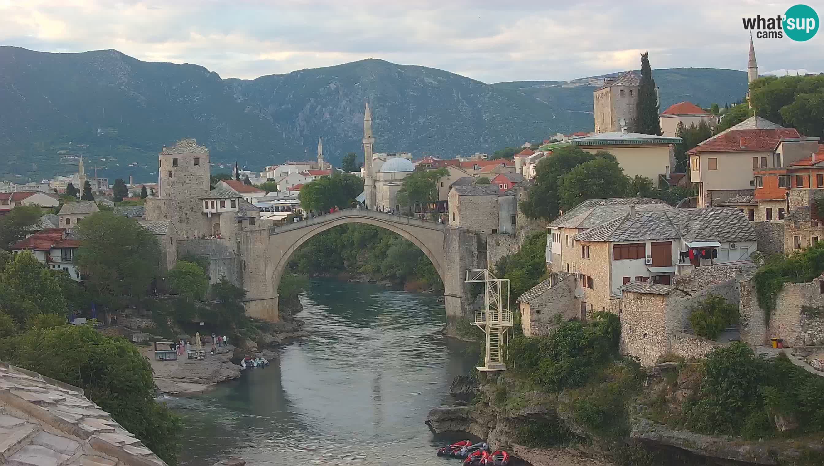 Mostar webkamera – Die Alte Brücke über den Fluss Neretva