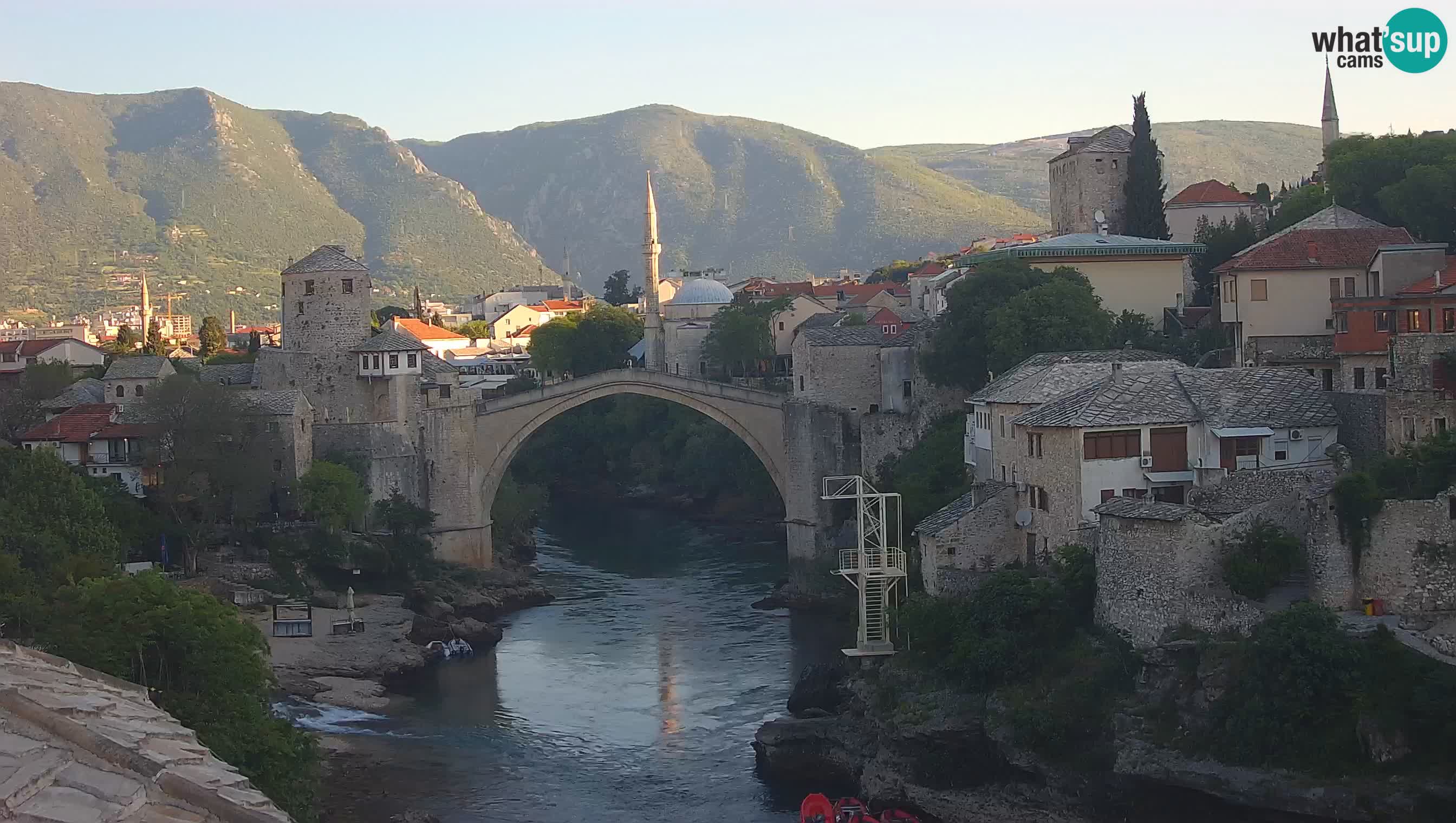 Mostar webkamera – Die Alte Brücke über den Fluss Neretva