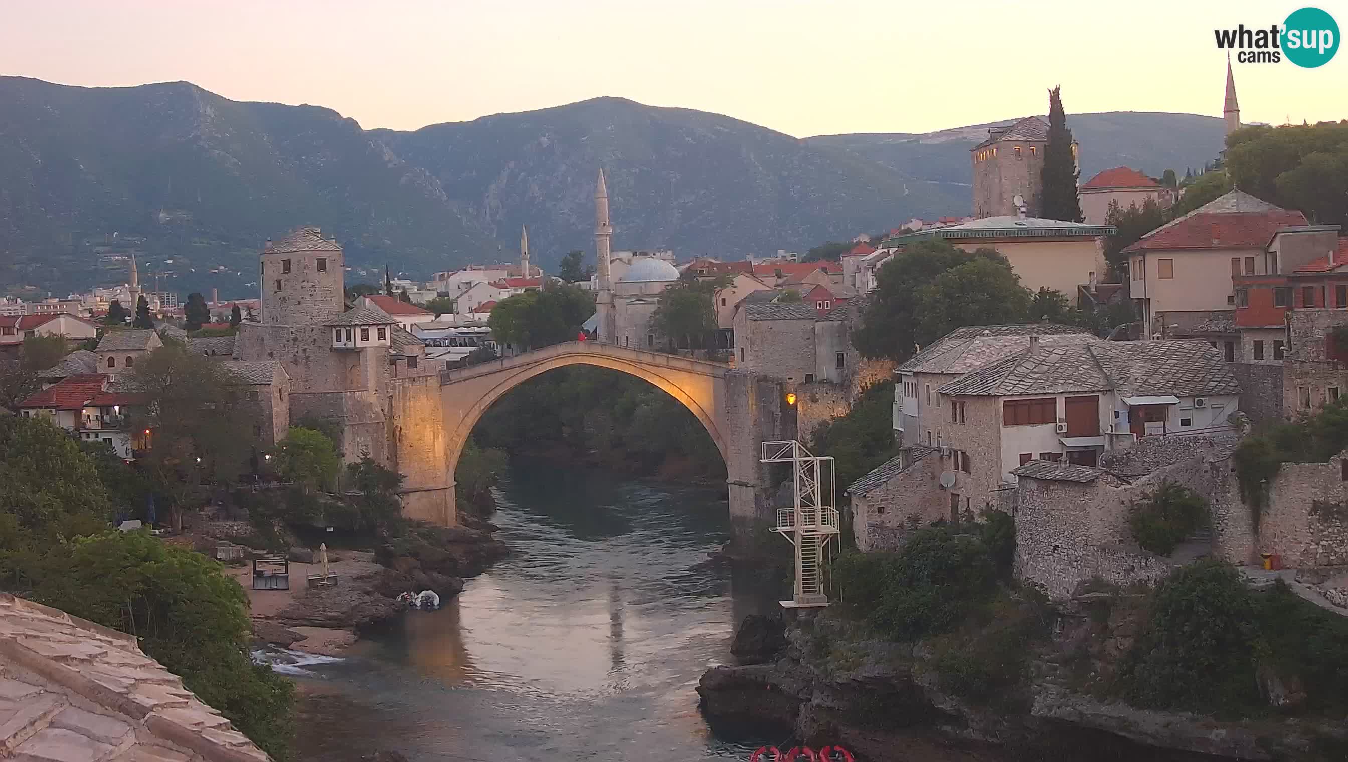 Mostar webkamera – Die Alte Brücke über den Fluss Neretva