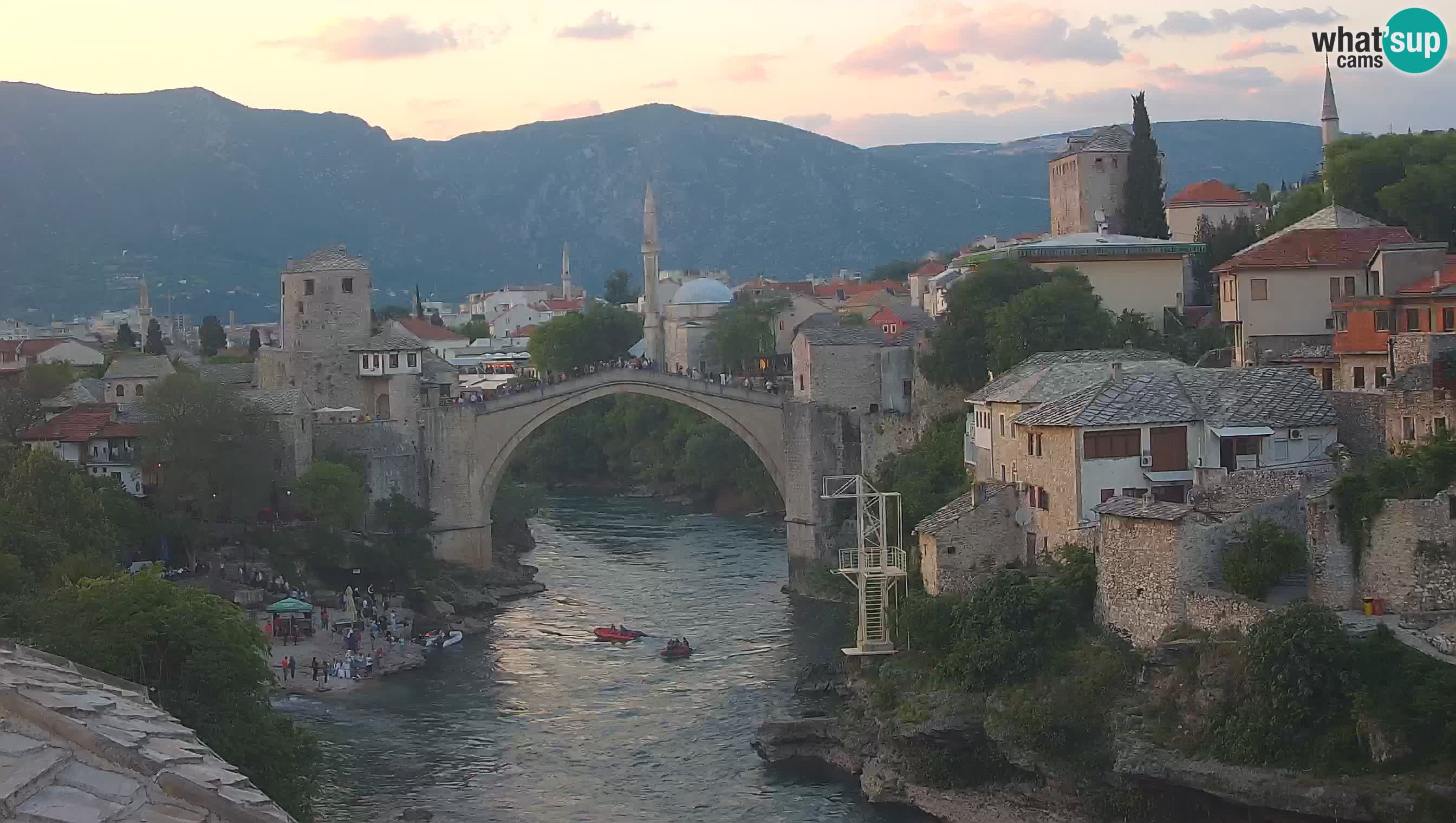 Mostar webkamera – Die Alte Brücke über den Fluss Neretva