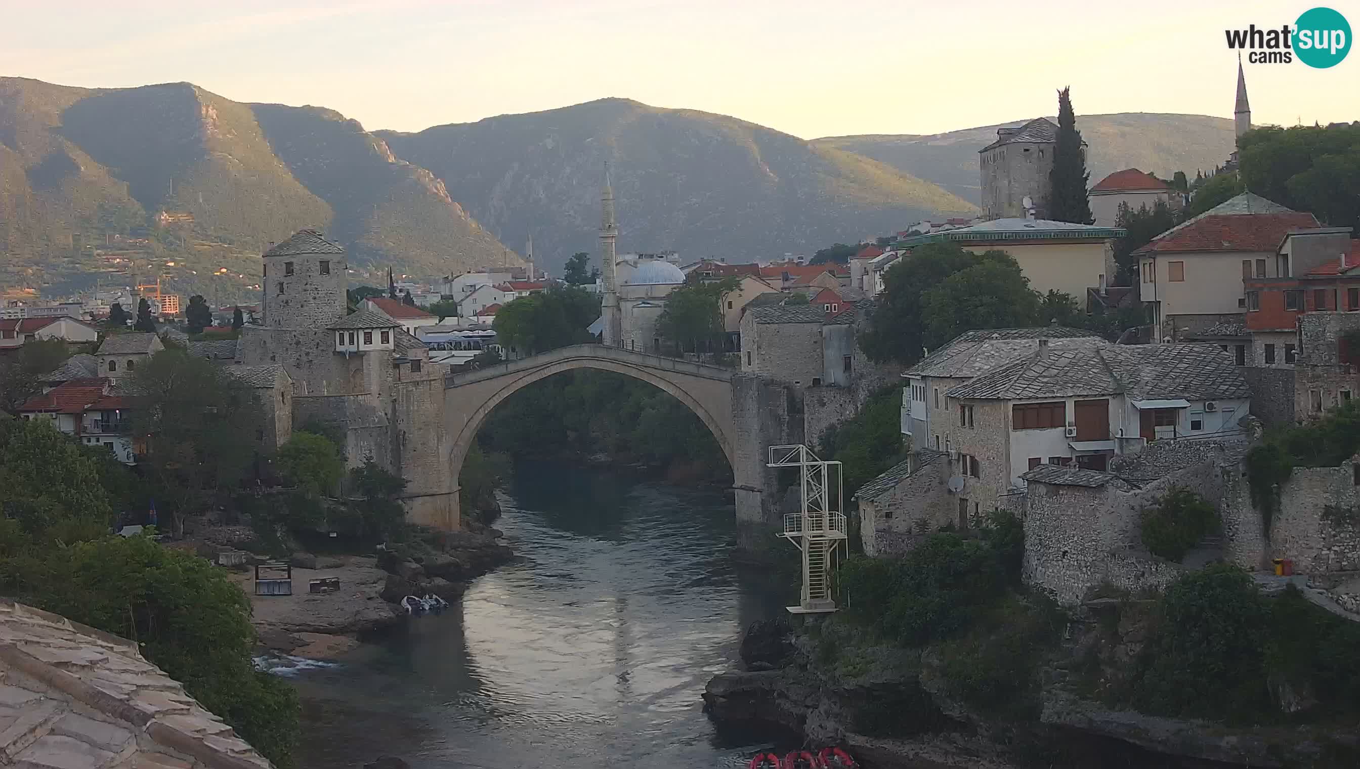 Mostar webkamera – Die Alte Brücke über den Fluss Neretva