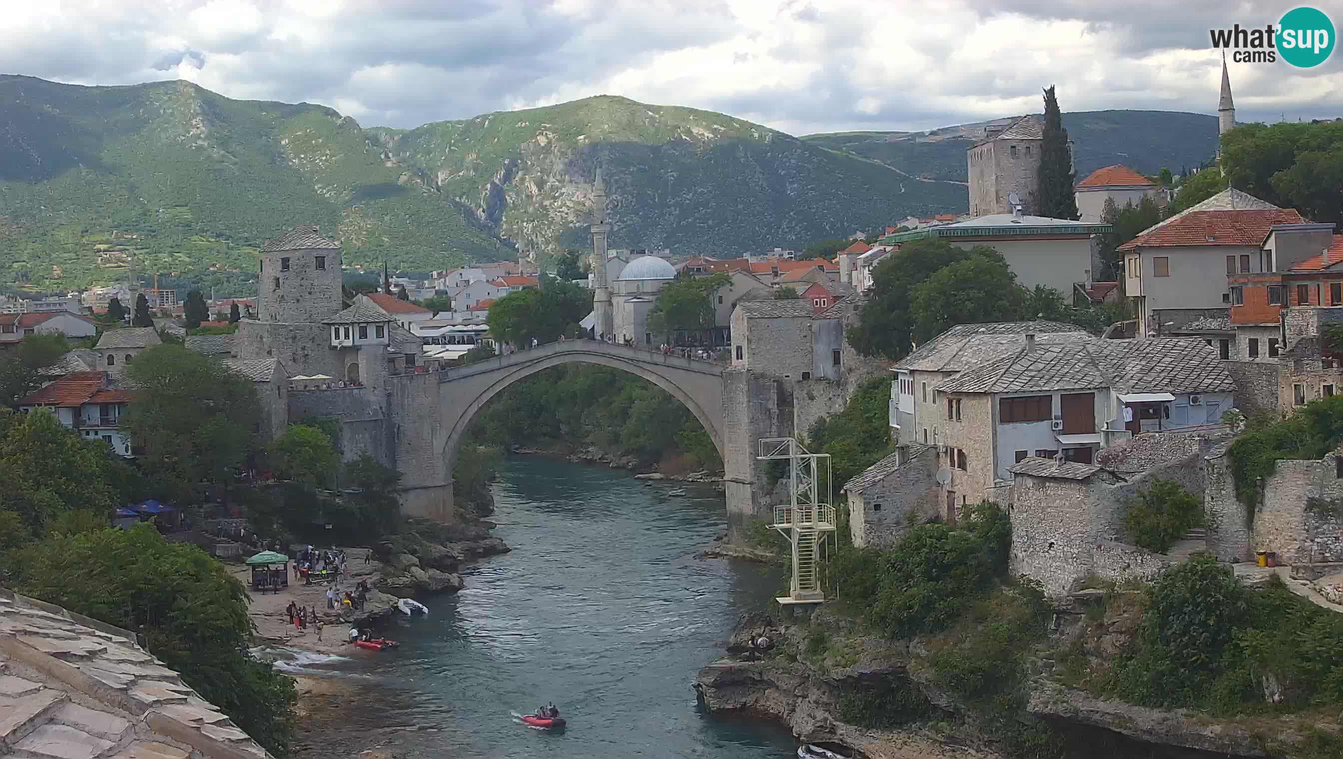 Mostar webkamera – Die Alte Brücke über den Fluss Neretva