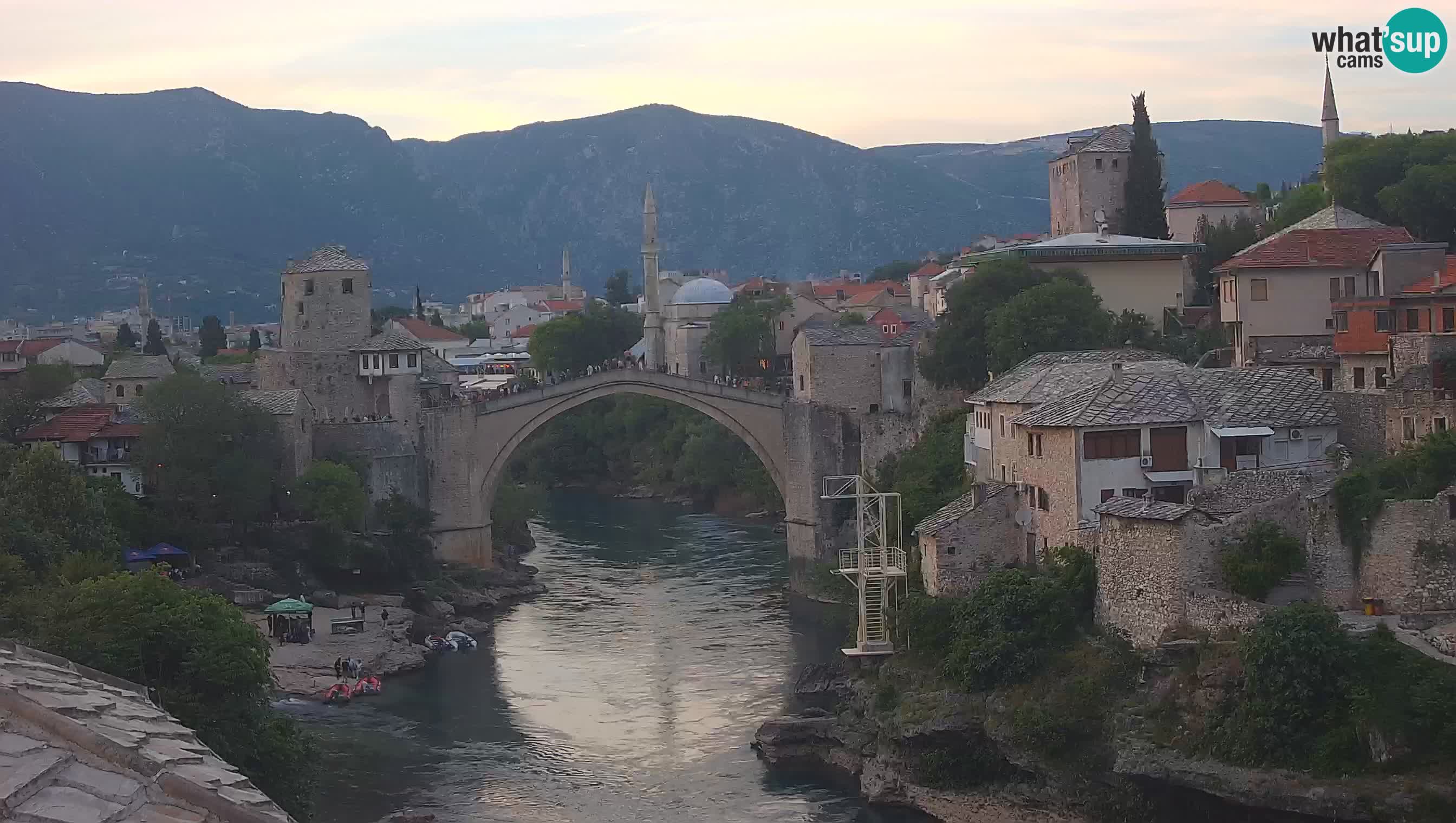 Mostar webkamera – Die Alte Brücke über den Fluss Neretva
