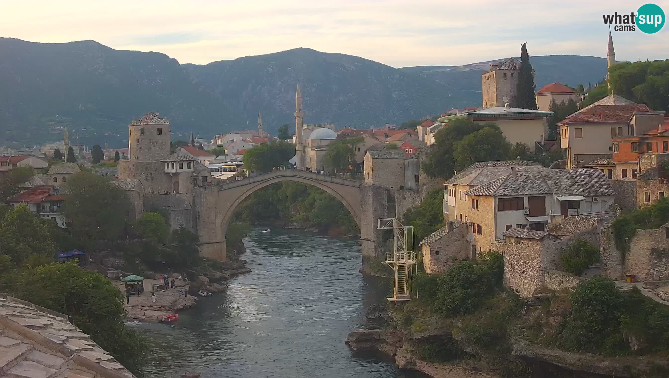 Mostar webkamera – Die Alte Brücke über den Fluss Neretva