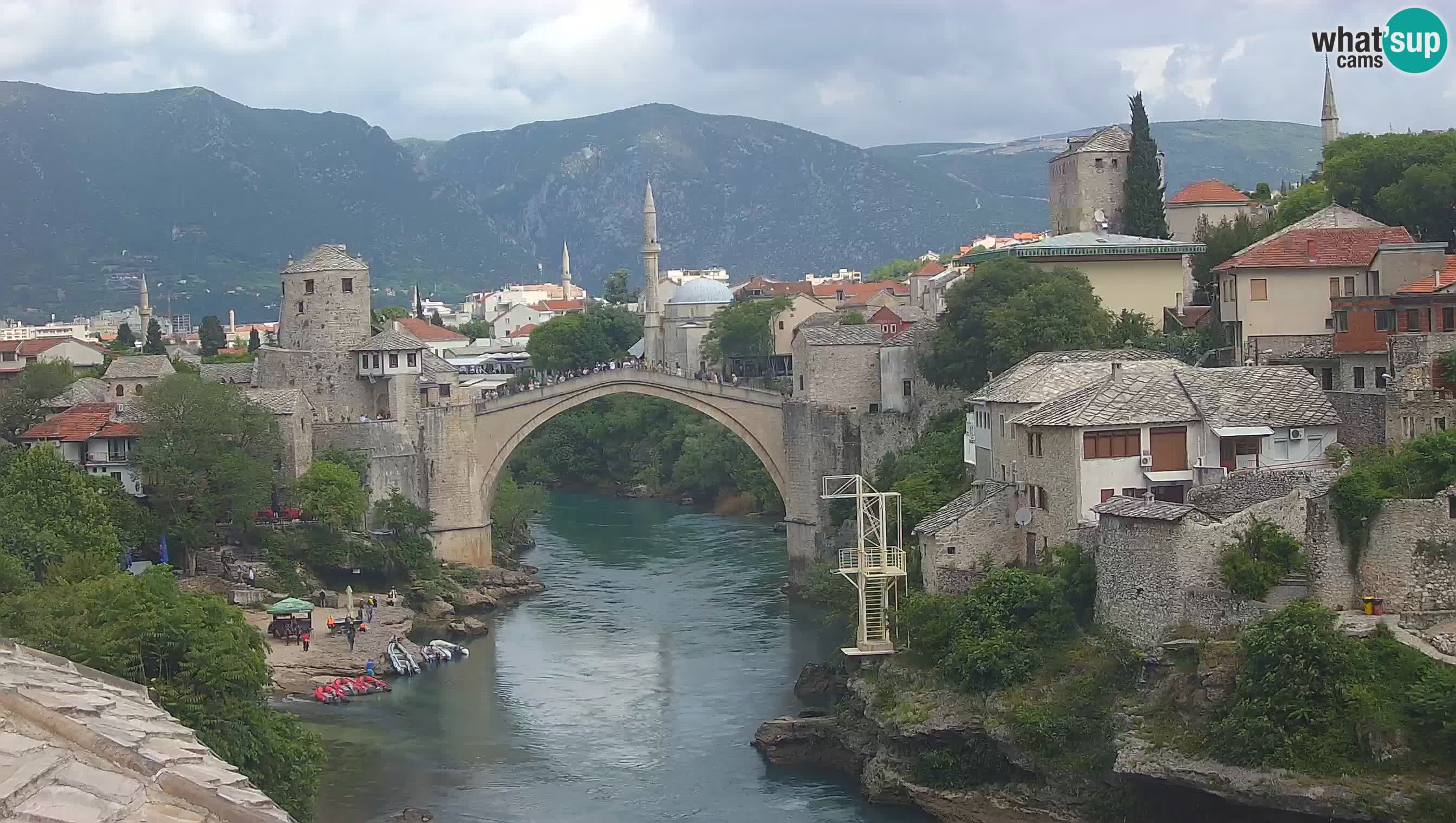 Mostar webkamera – Die Alte Brücke über den Fluss Neretva