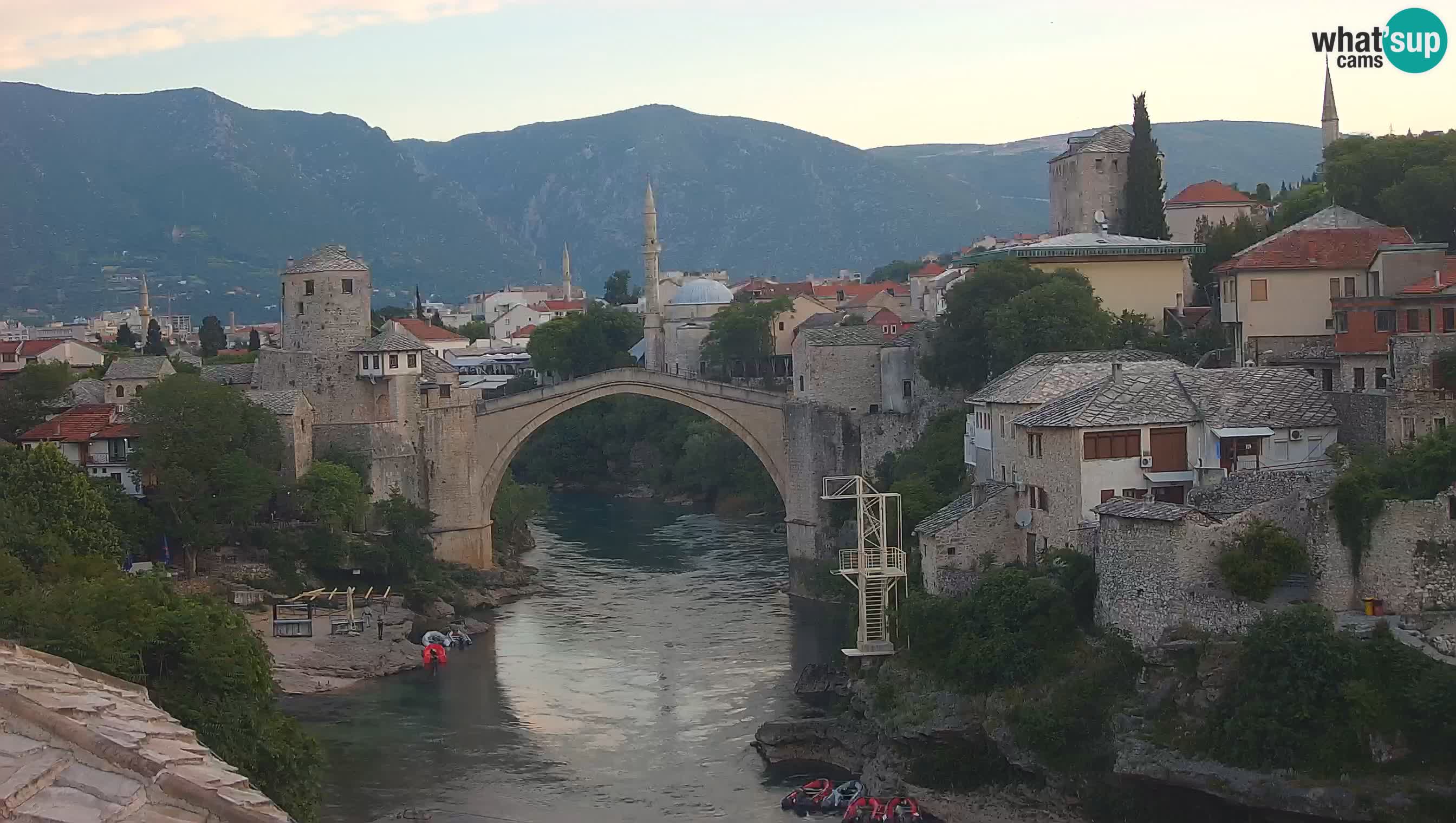Mostar webkamera – Die Alte Brücke über den Fluss Neretva