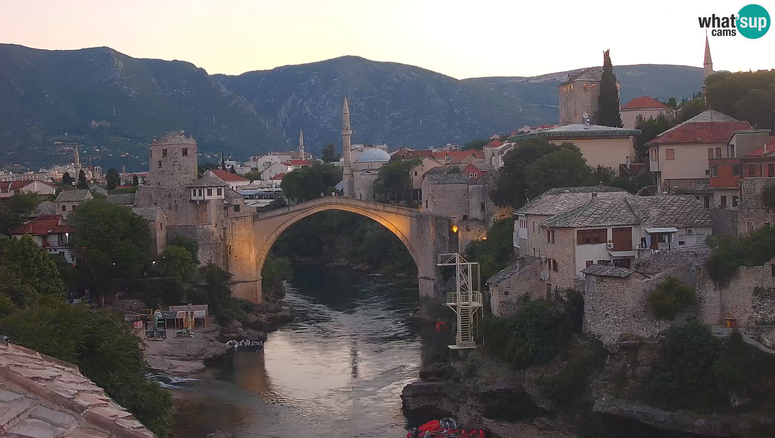 Mostar webkamera – Die Alte Brücke über den Fluss Neretva