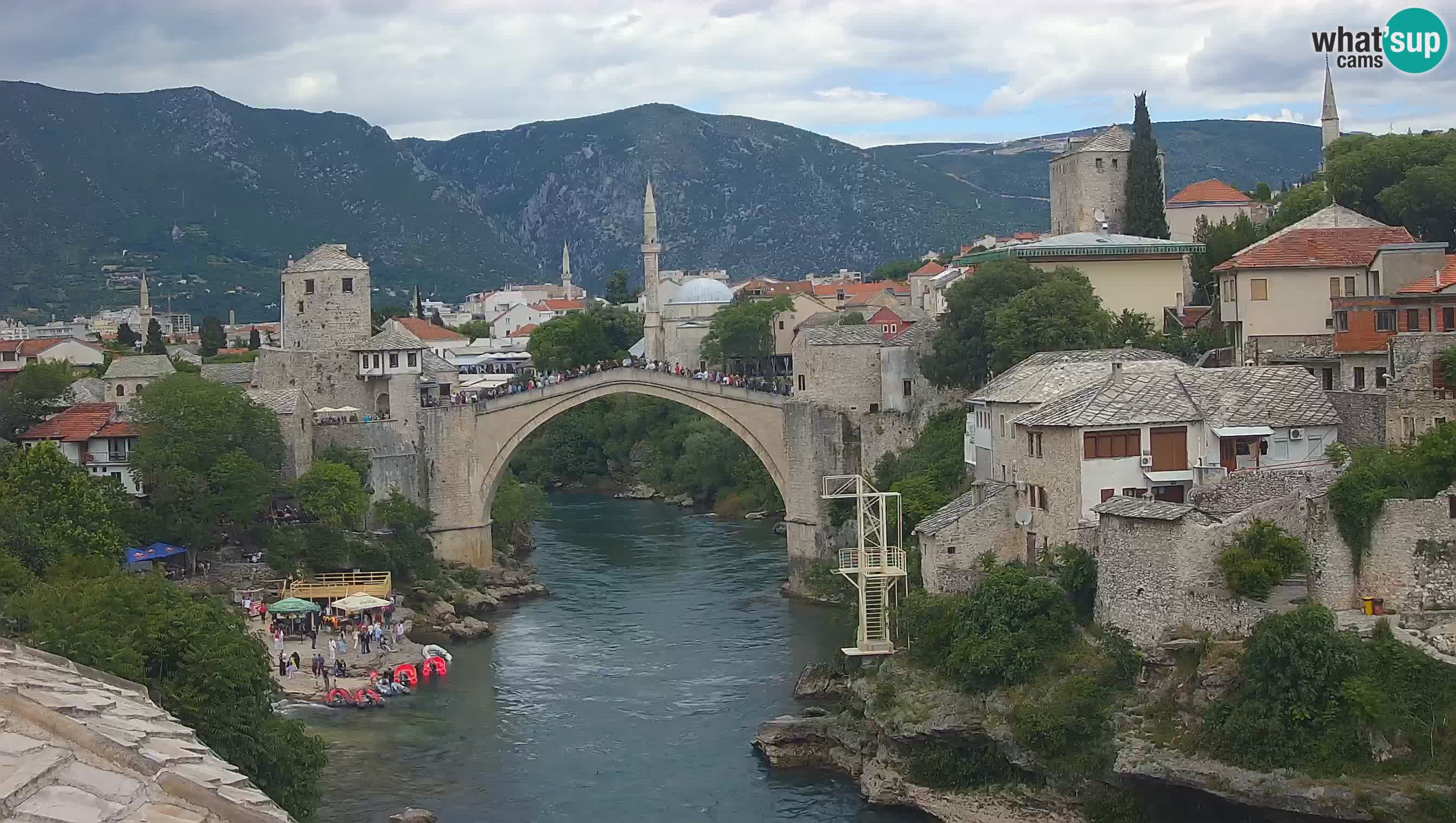 Mostar webkamera – Die Alte Brücke über den Fluss Neretva