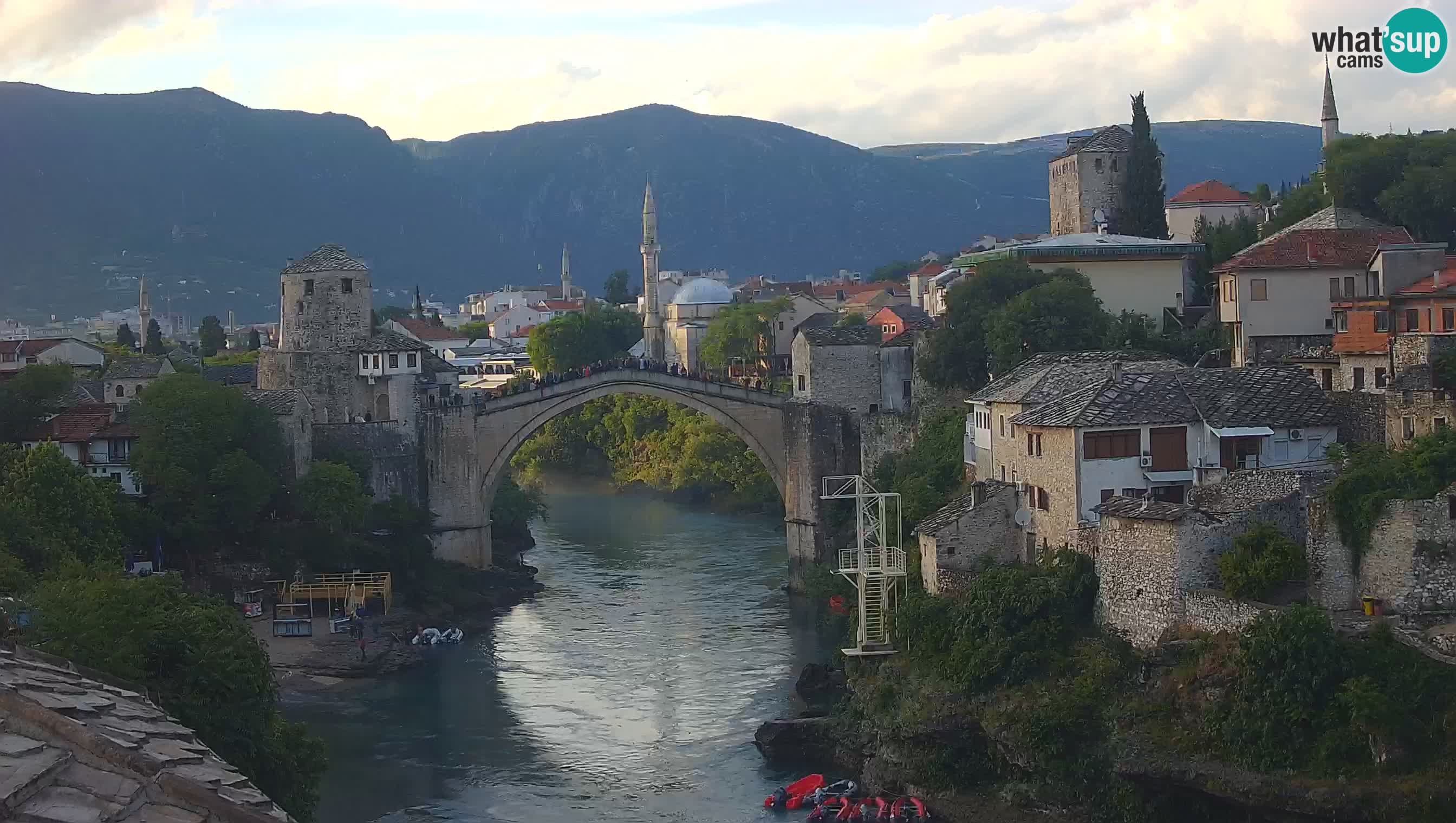 Mostar webkamera – Die Alte Brücke über den Fluss Neretva