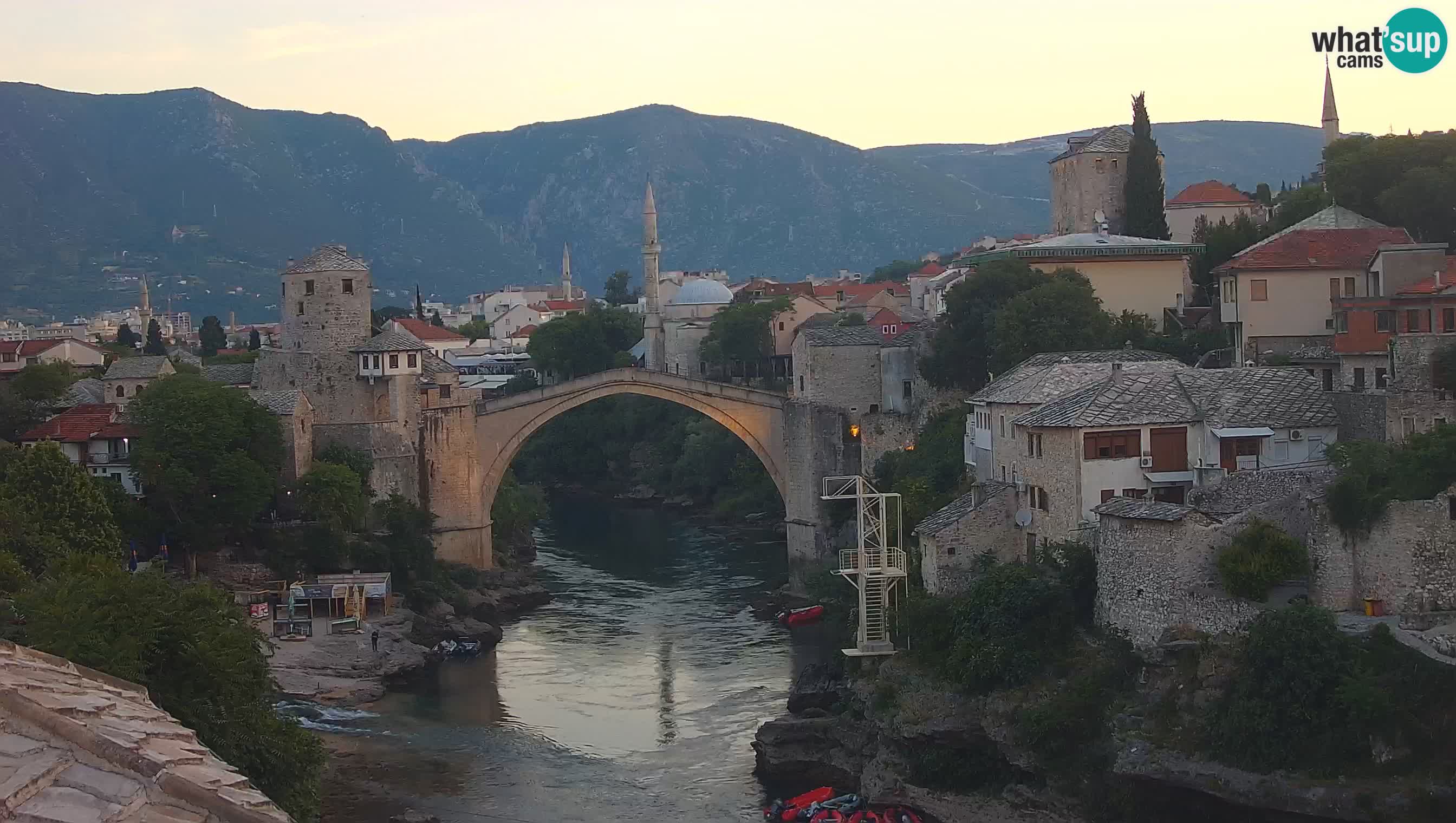 Mostar webkamera – Die Alte Brücke über den Fluss Neretva