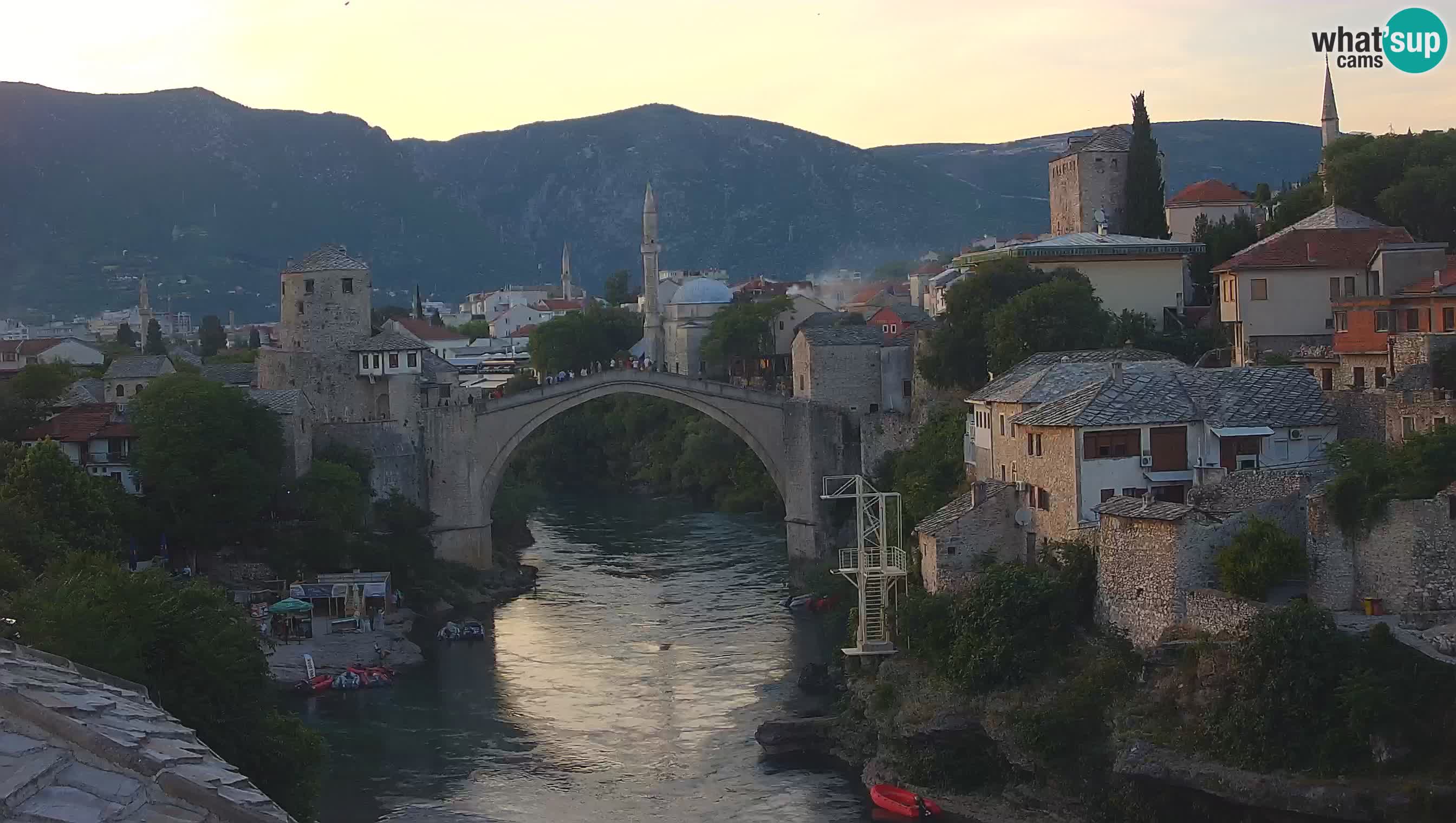 Mostar webkamera – Die Alte Brücke über den Fluss Neretva