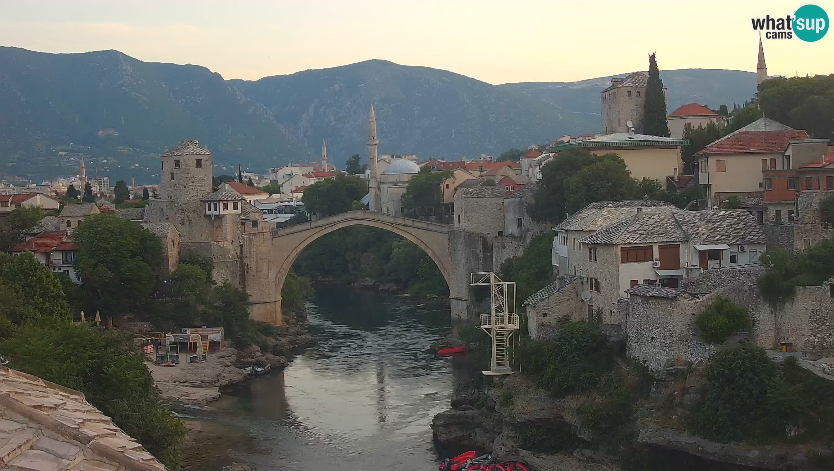 Mostar webkamera – Die Alte Brücke über den Fluss Neretva