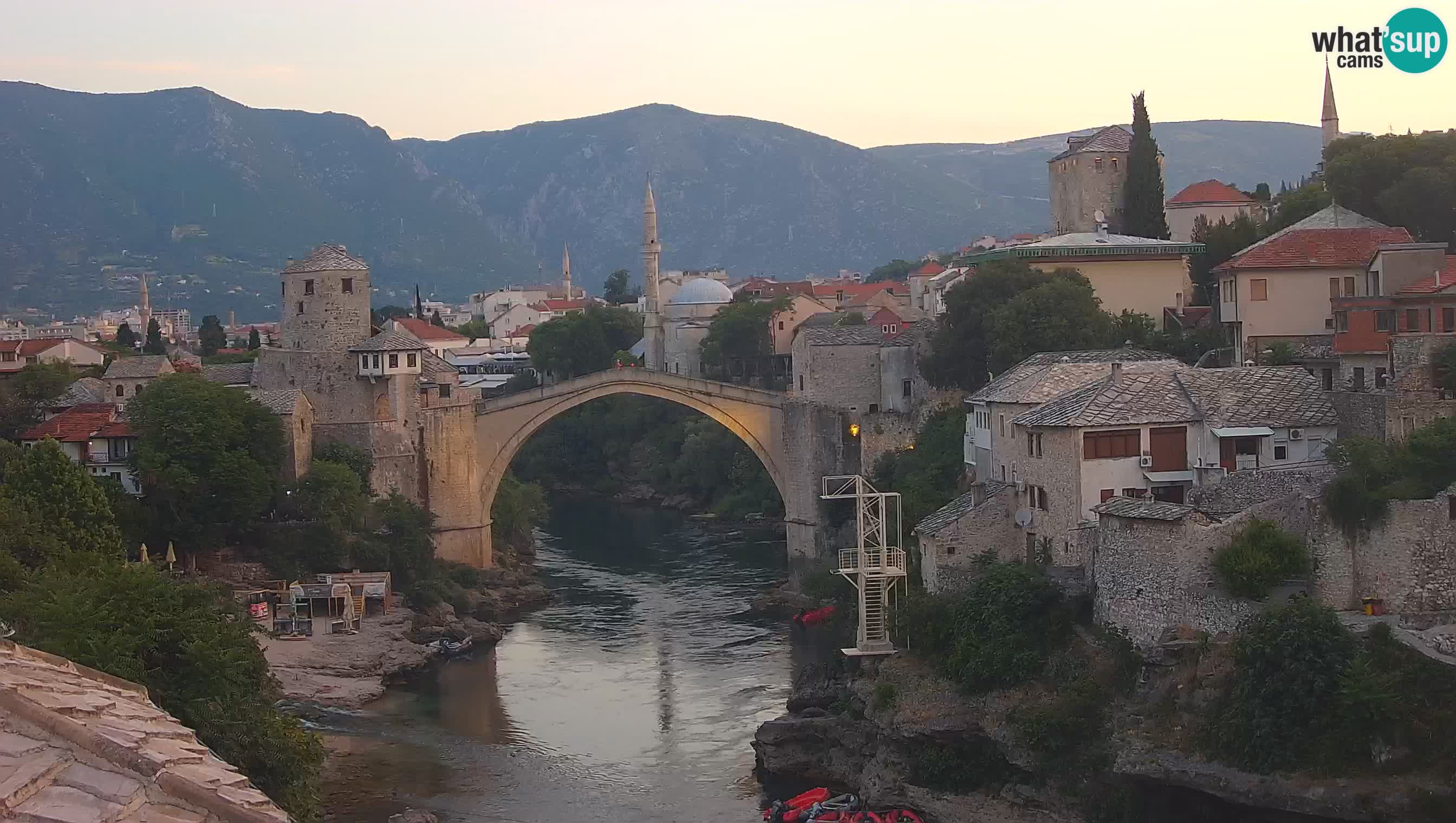 Mostar webkamera – Die Alte Brücke über den Fluss Neretva