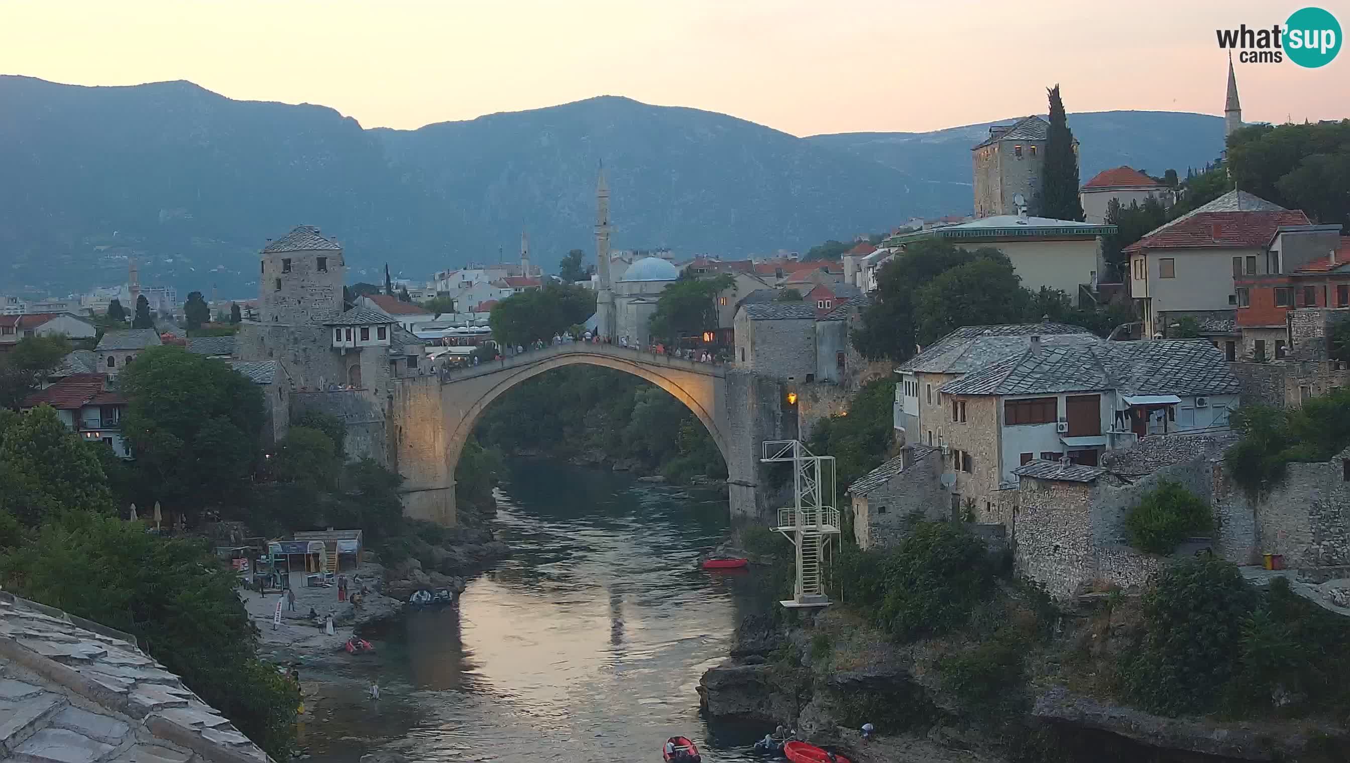 Mostar webkamera – Die Alte Brücke über den Fluss Neretva