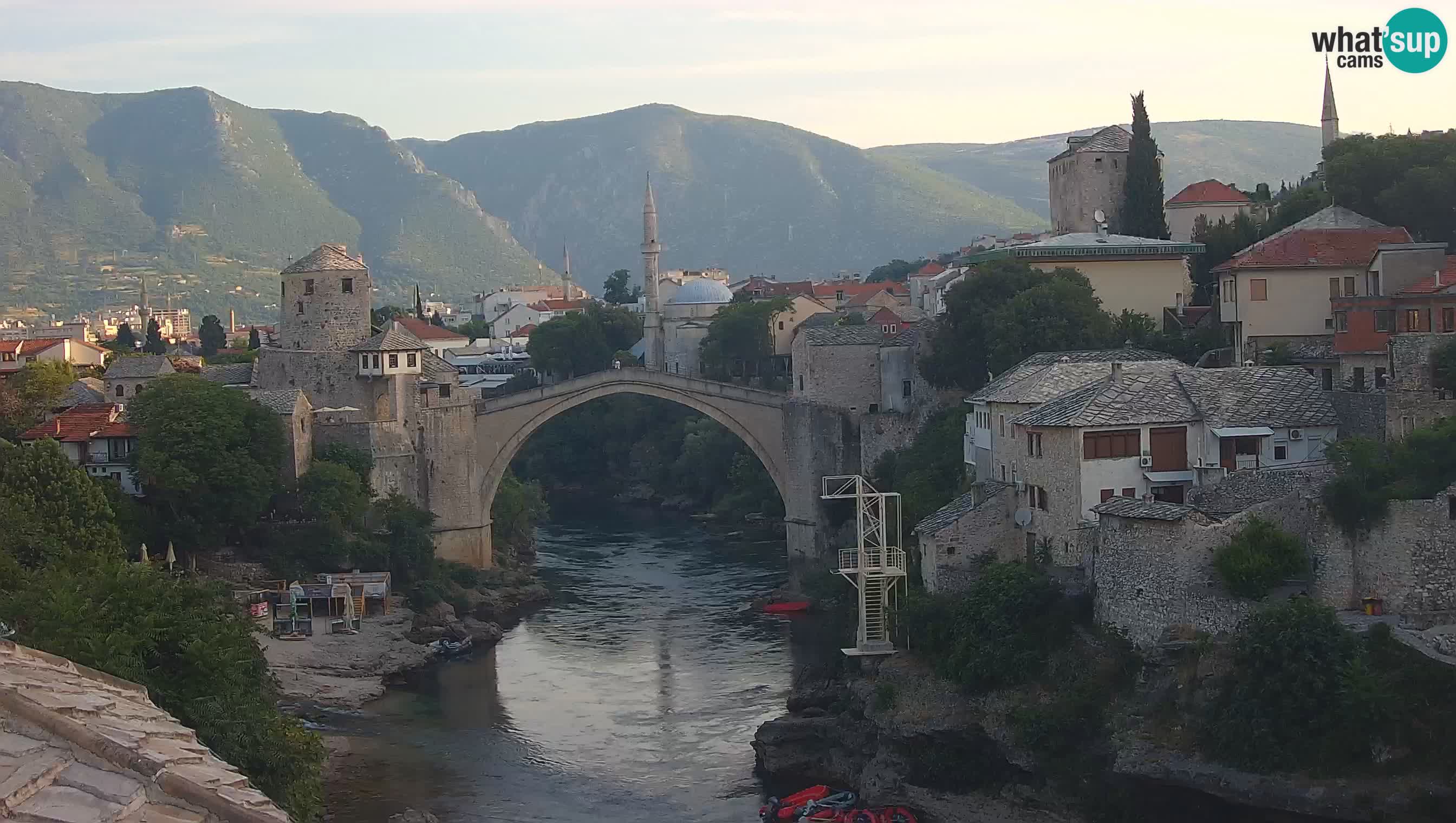 Mostar webkamera – Die Alte Brücke über den Fluss Neretva