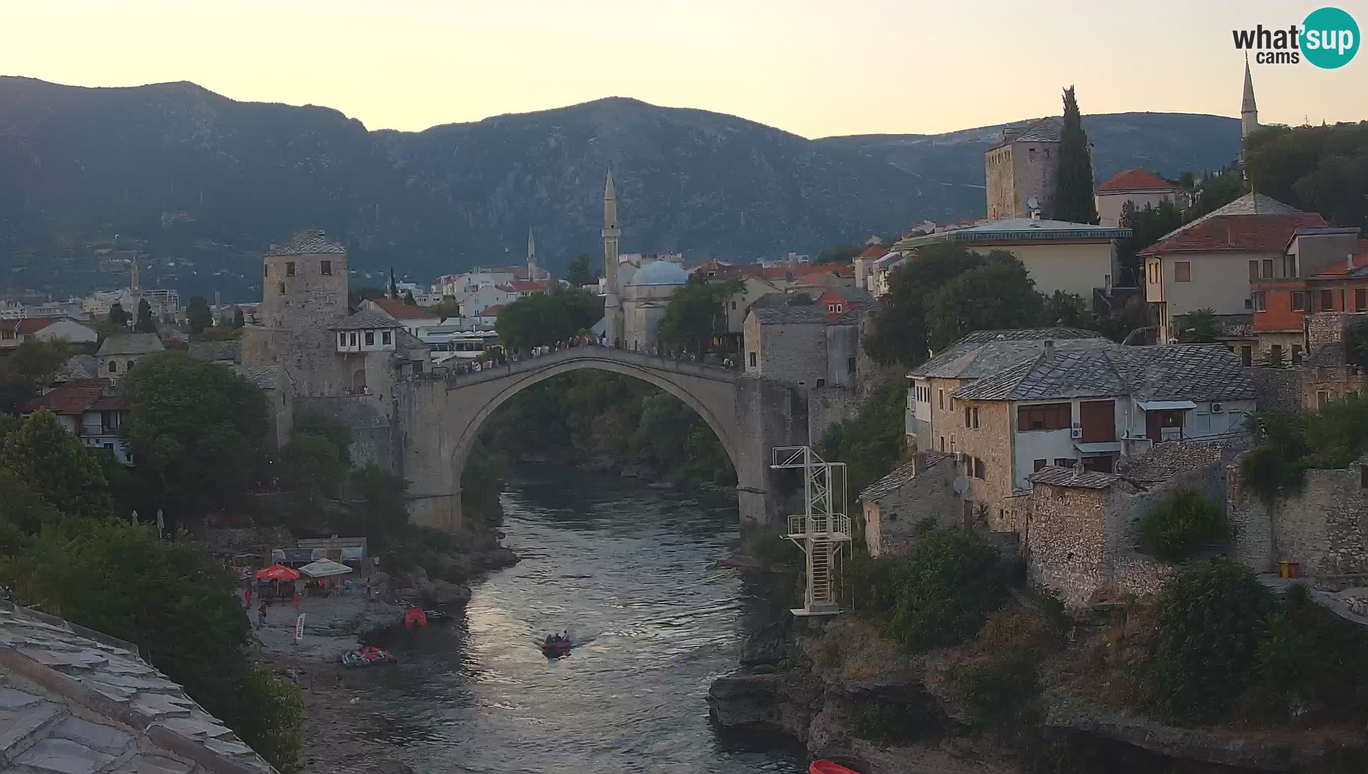 Mostar webkamera – Die Alte Brücke über den Fluss Neretva