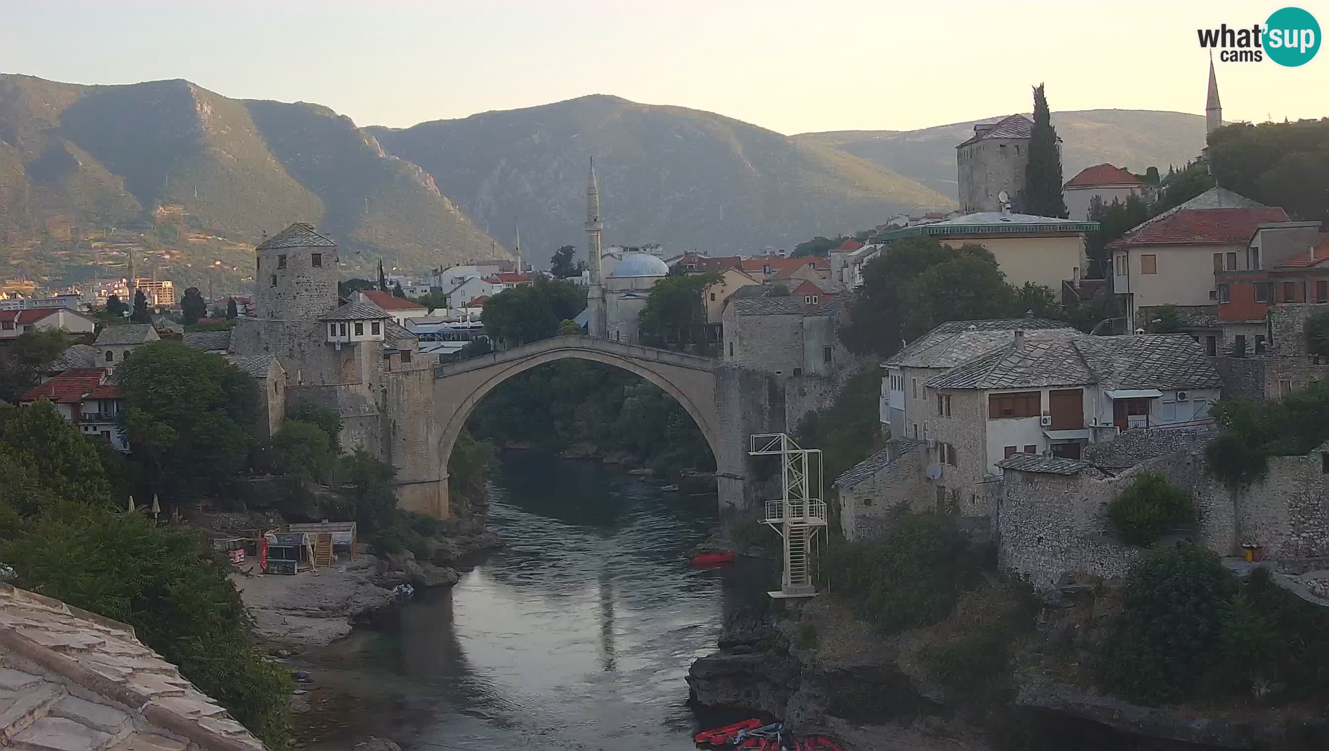 Mostar webkamera – Die Alte Brücke über den Fluss Neretva