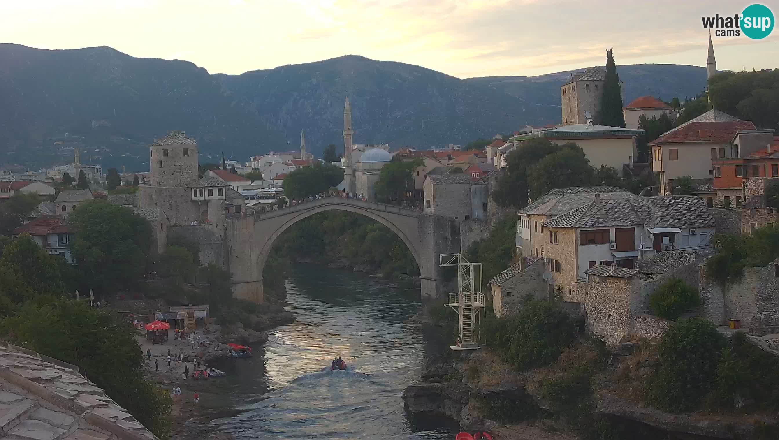 Mostar webkamera – Die Alte Brücke über den Fluss Neretva