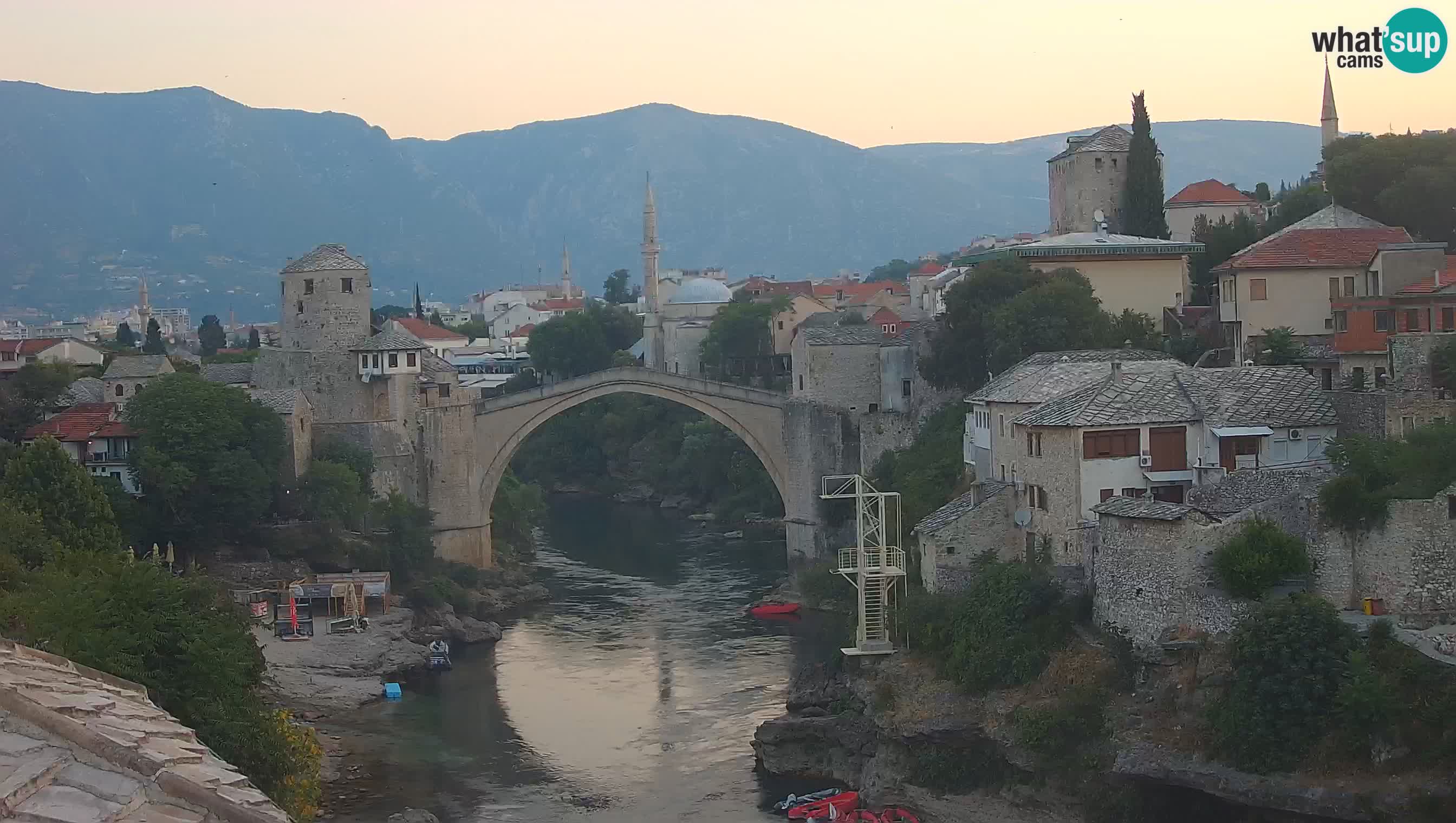 Mostar webkamera – Die Alte Brücke über den Fluss Neretva