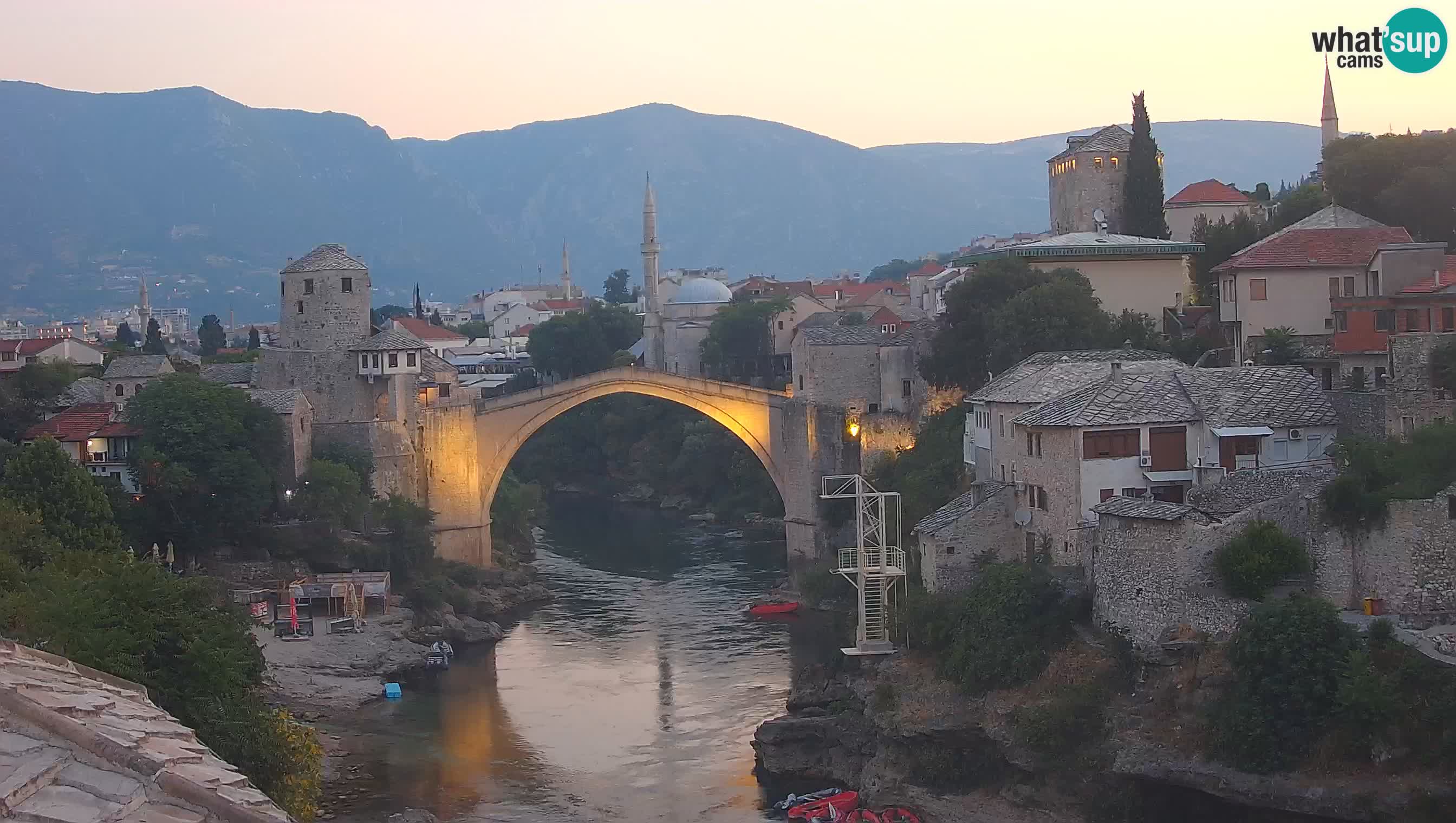 Mostar webkamera – Die Alte Brücke über den Fluss Neretva
