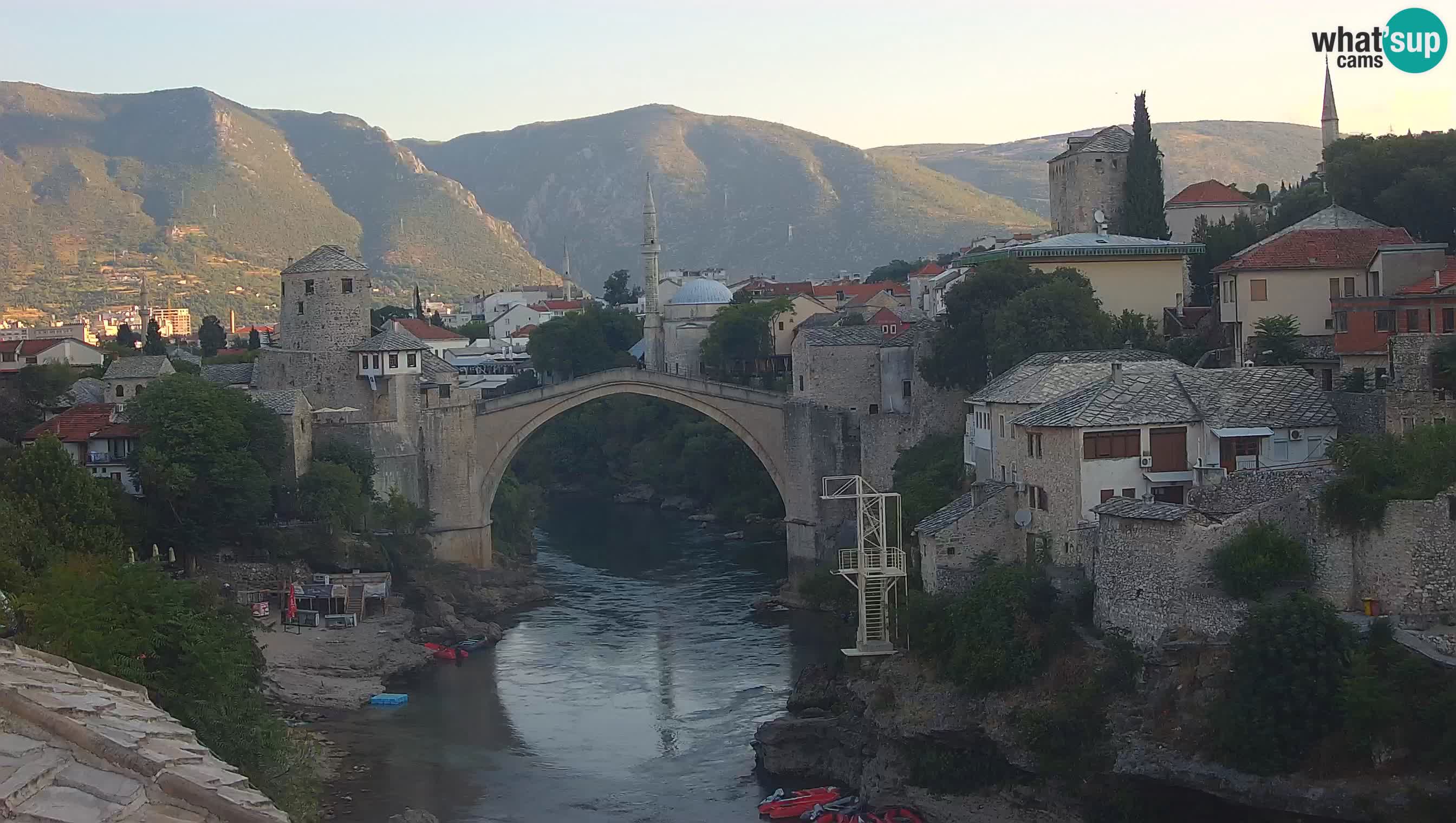 Mostar webkamera – Die Alte Brücke über den Fluss Neretva