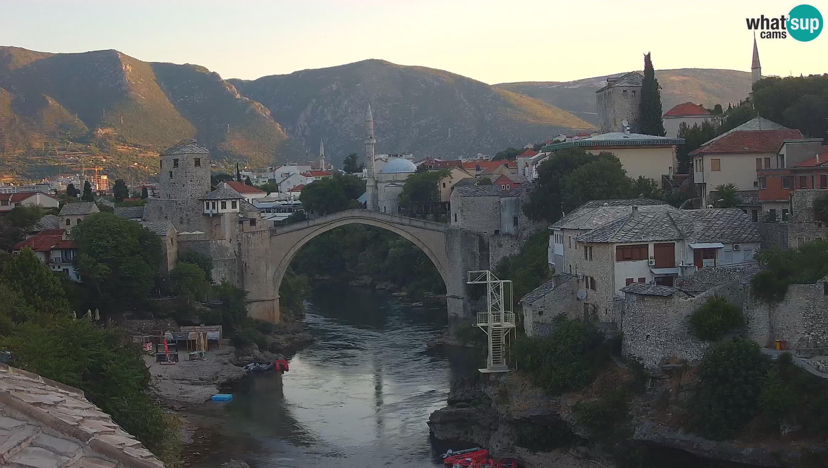 Mostar webkamera – Die Alte Brücke über den Fluss Neretva