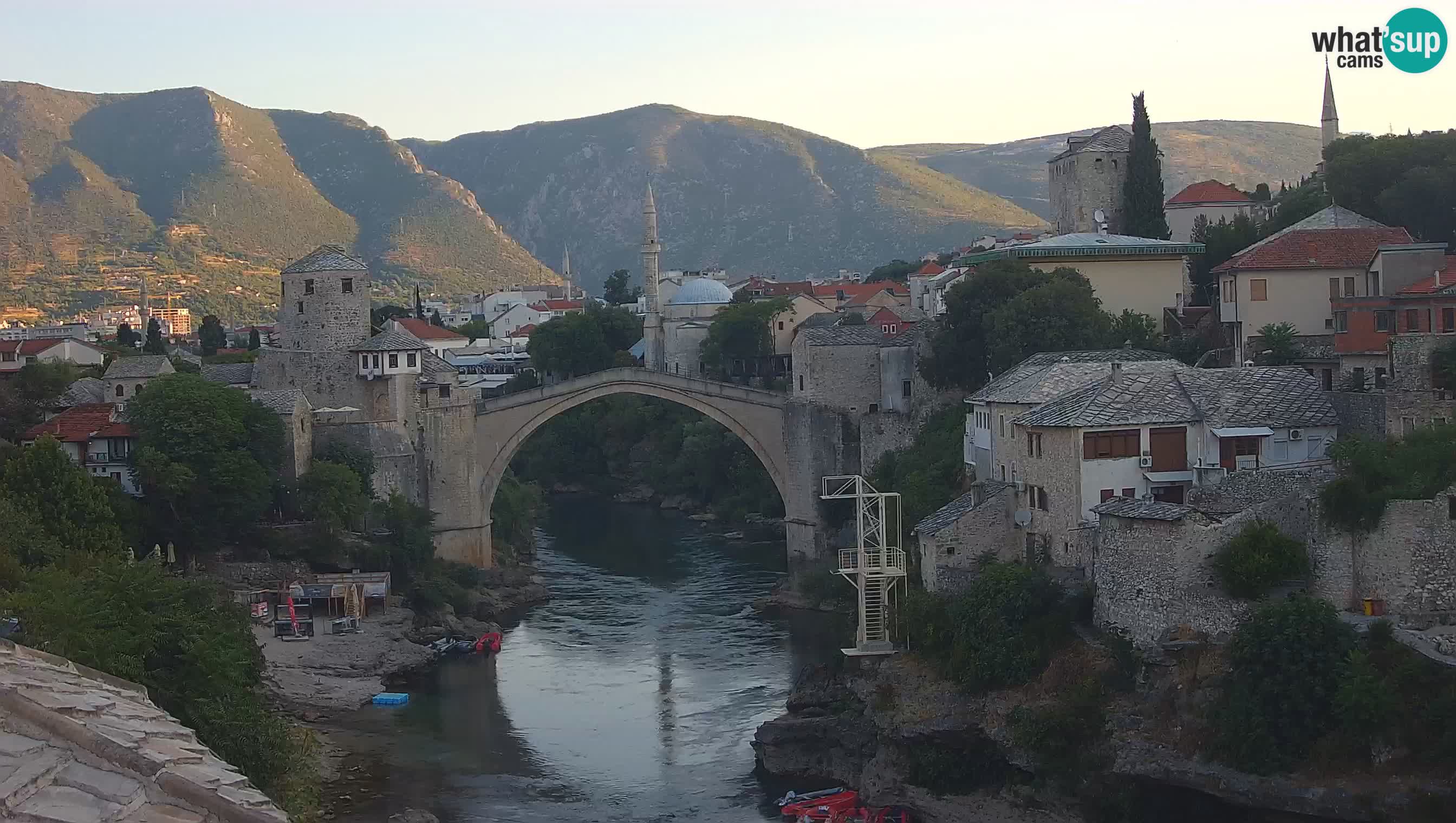 Mostar webkamera – Die Alte Brücke über den Fluss Neretva