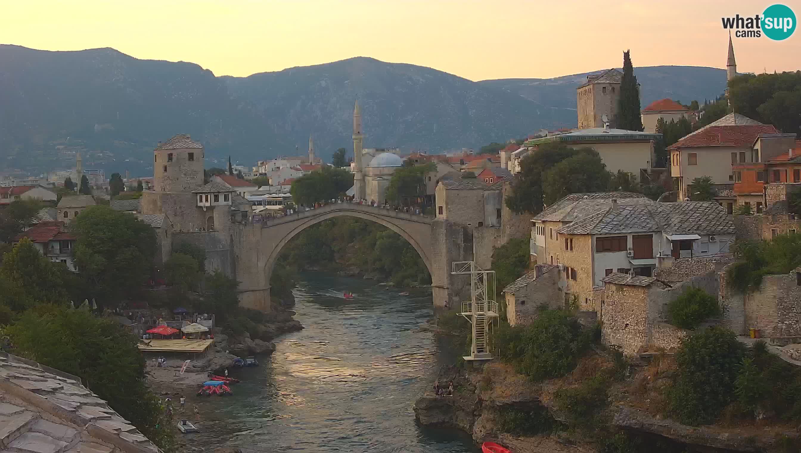 Mostar webkamera – Die Alte Brücke über den Fluss Neretva