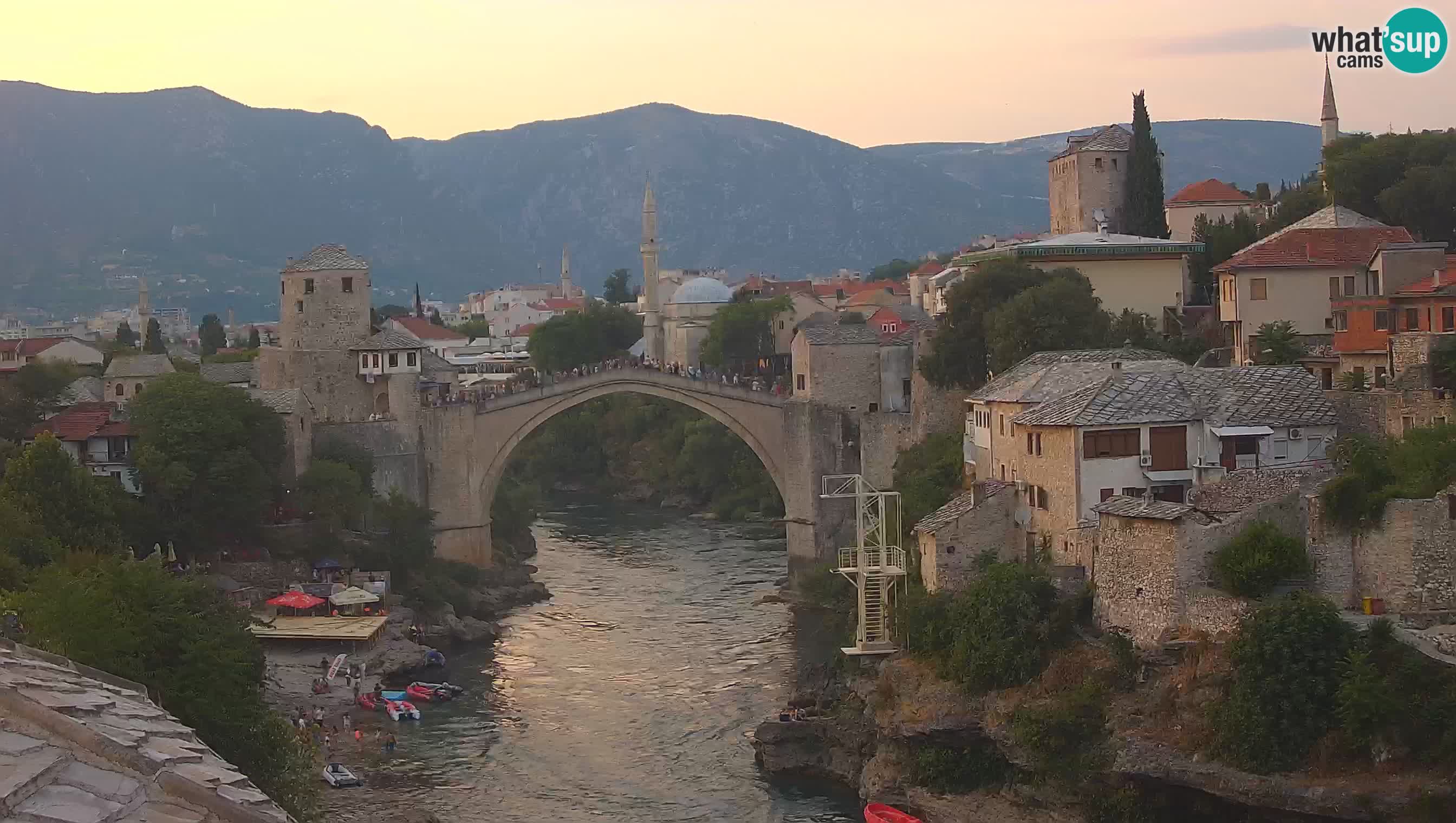 Mostar webkamera – Die Alte Brücke über den Fluss Neretva