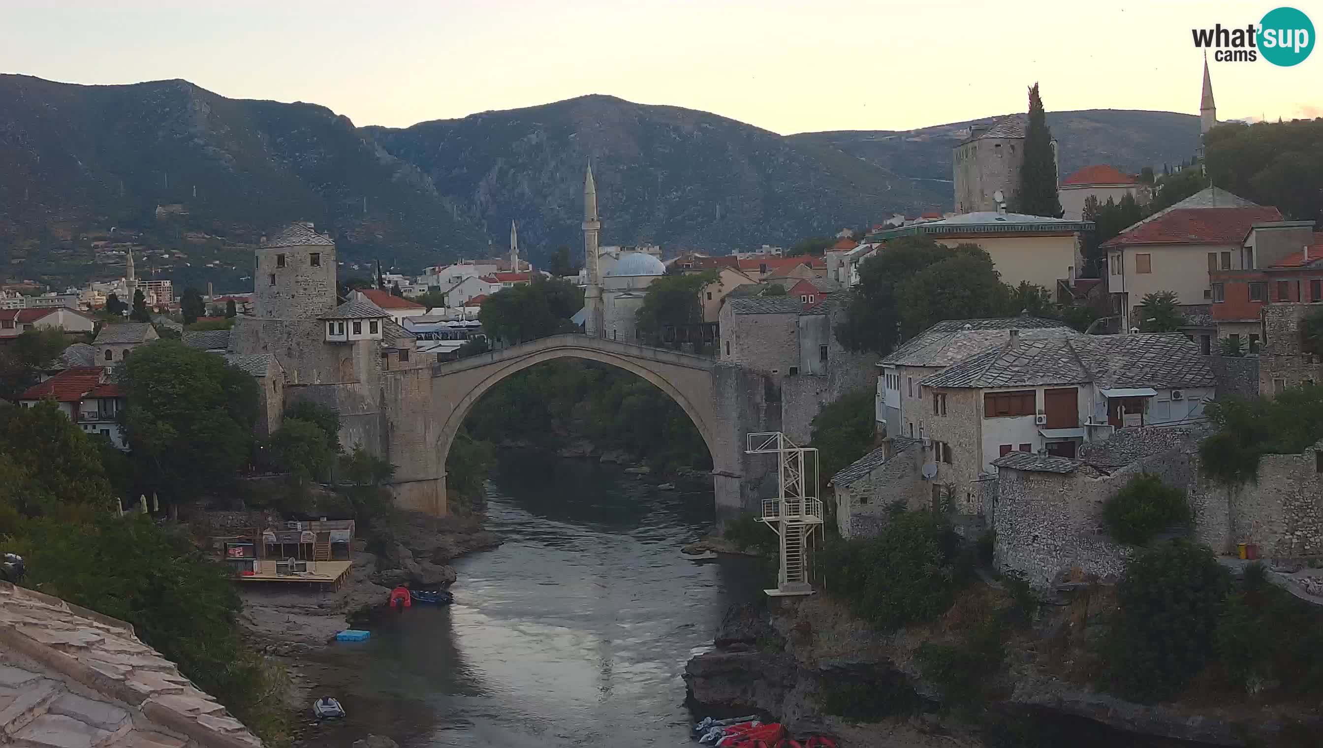 Mostar webkamera – Die Alte Brücke über den Fluss Neretva