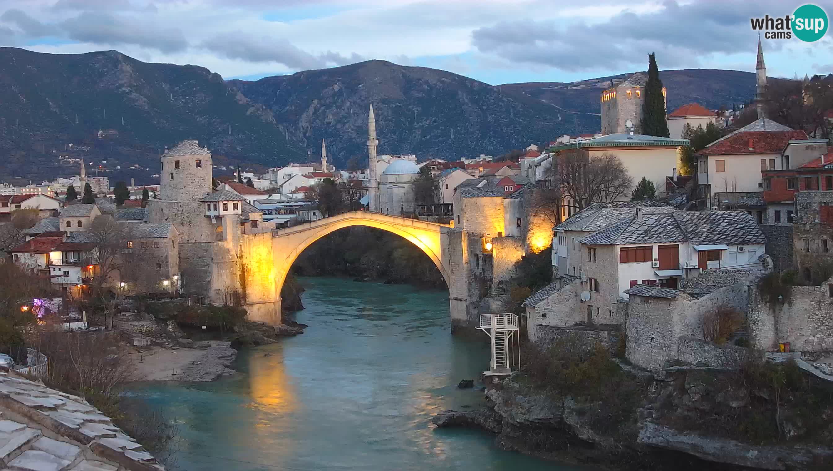 Mostar webkamera – Die Alte Brücke über den Fluss Neretva