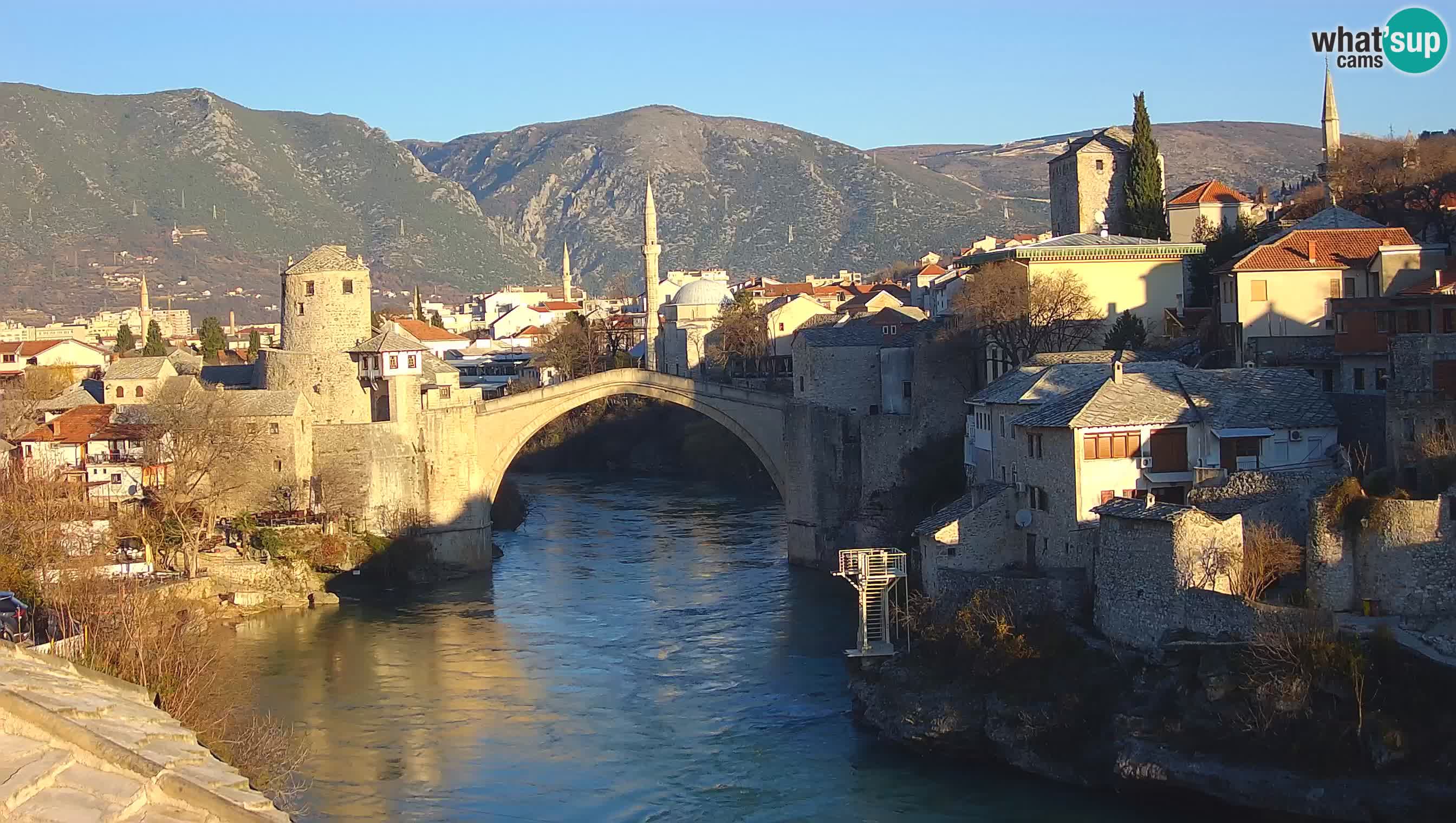 Mostar webkamera – Die Alte Brücke über den Fluss Neretva