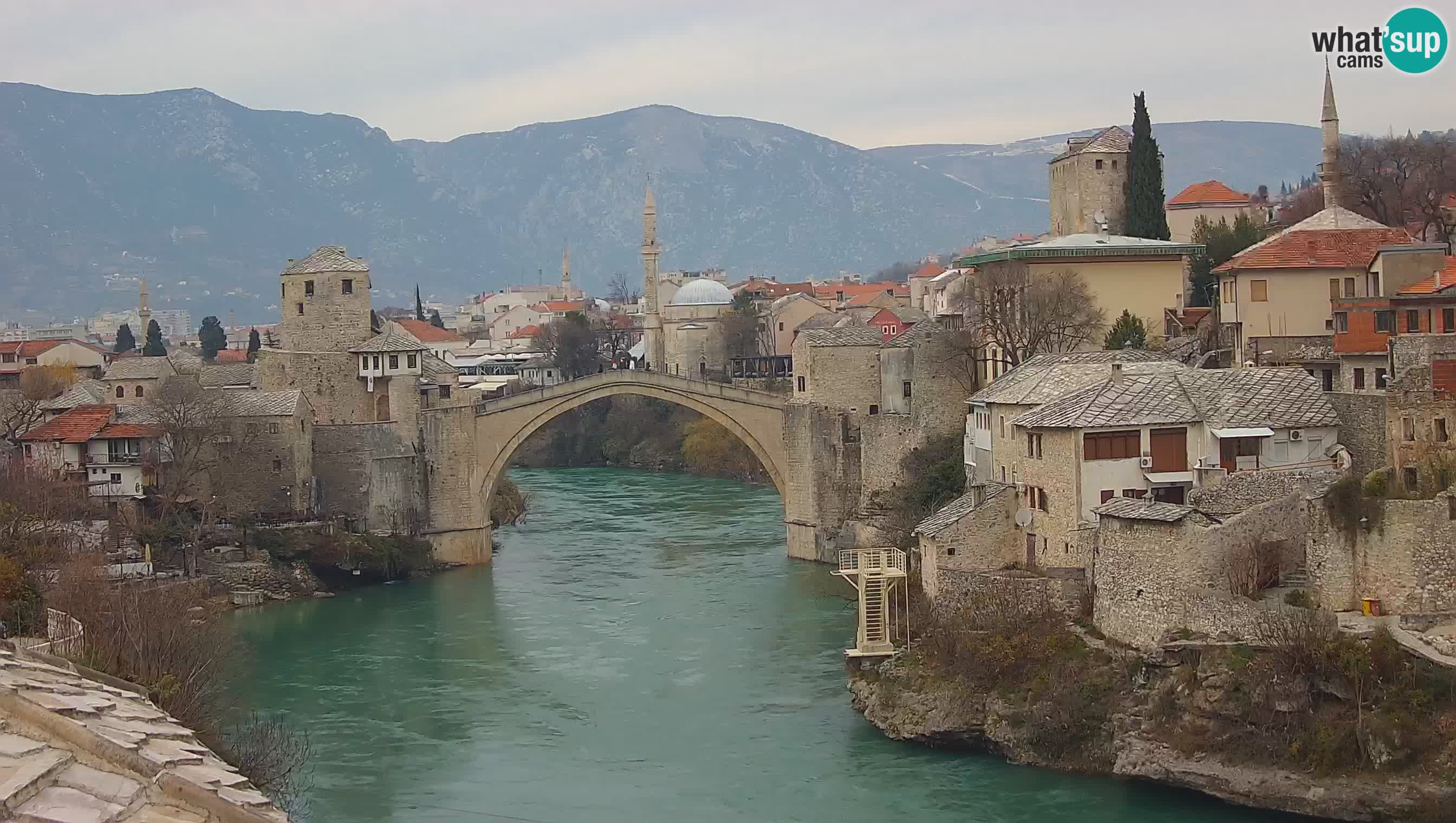Mostar webkamera – Die Alte Brücke über den Fluss Neretva