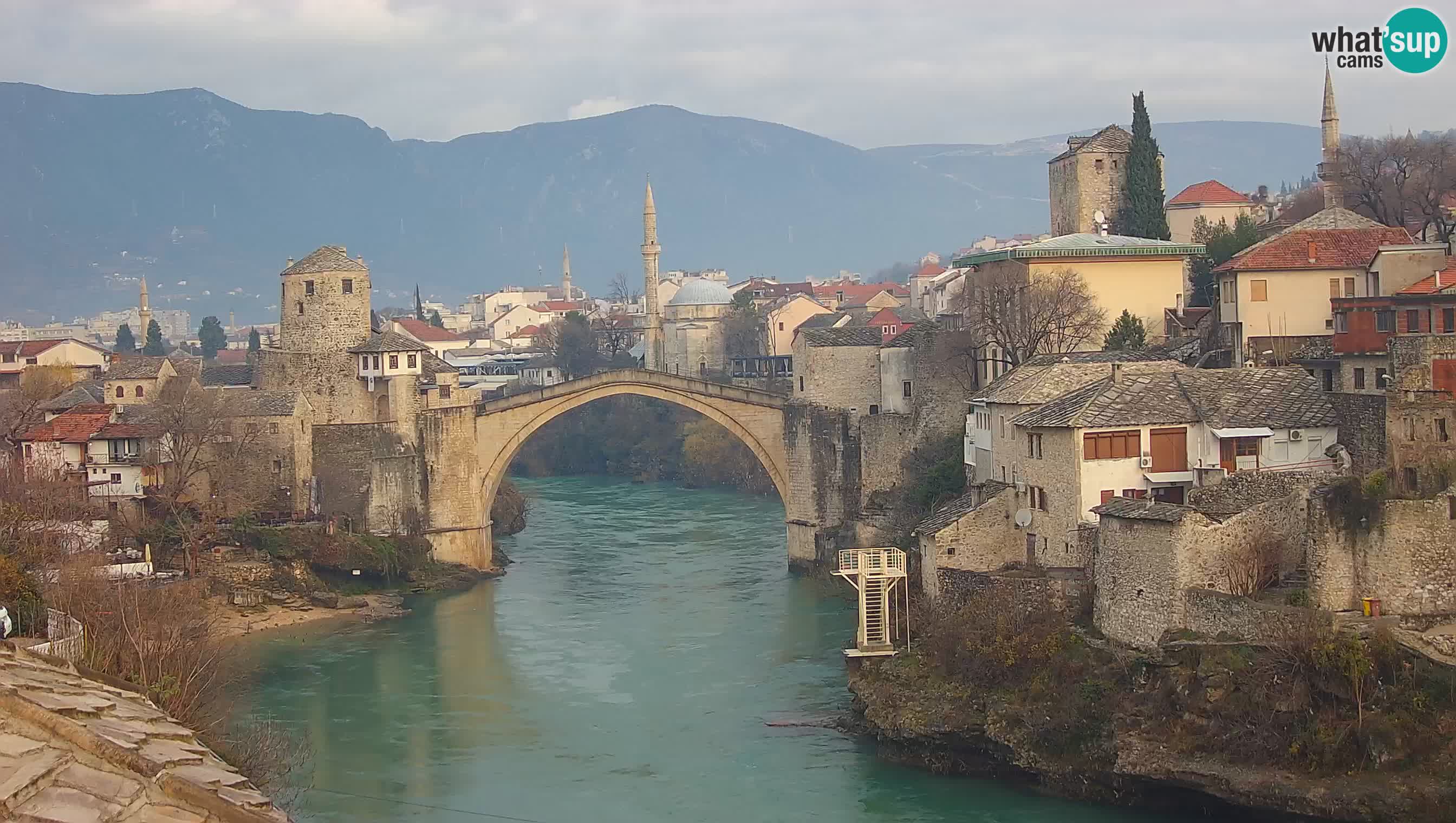 Mostar webkamera – Die Alte Brücke über den Fluss Neretva