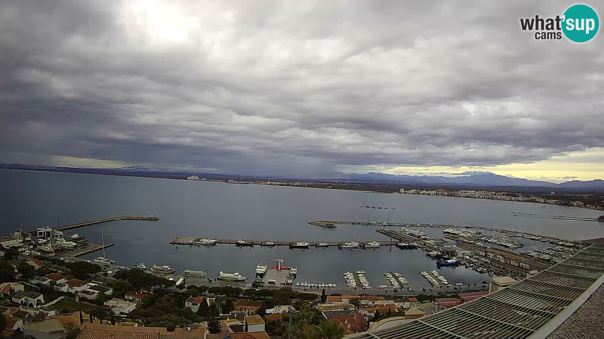 Livecam Hafen Roses –  Fischereihafen und die Bucht