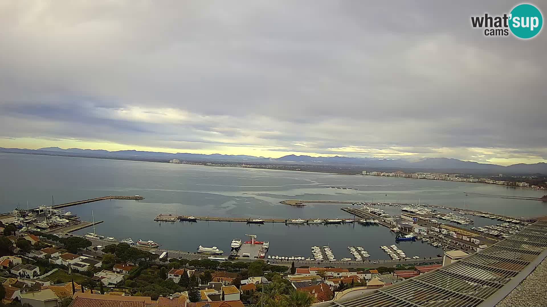 Livecam Hafen Roses –  Fischereihafen und die Bucht