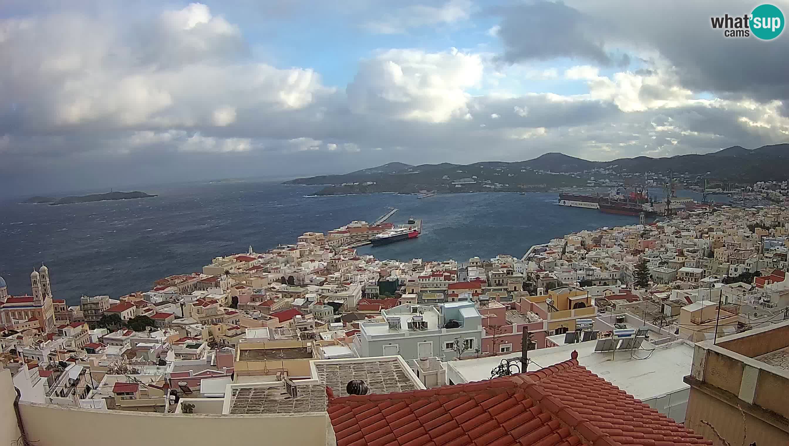 Vista panoramica su Hermouplis e il porto di Syros