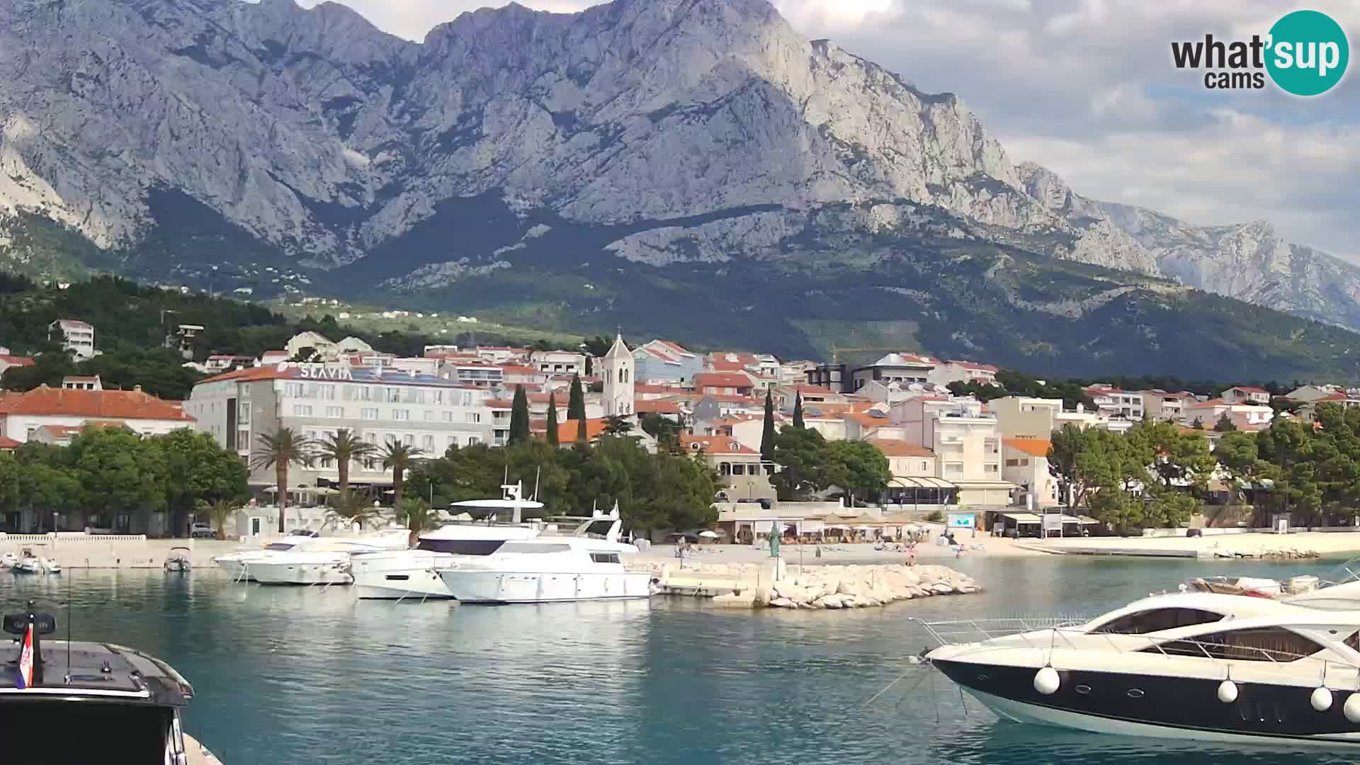 Vue du port de plaisance de la ville et la montagne Biokovo