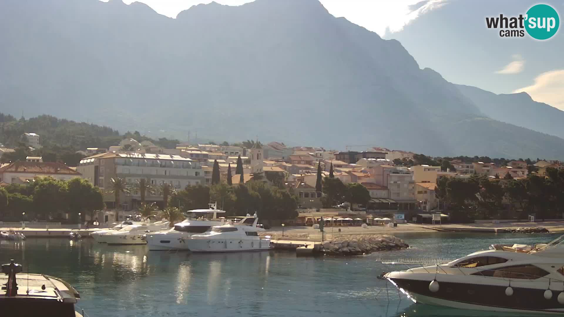 Spletna kamera – Baška Voda, pogled na mesto in goro Biokovo