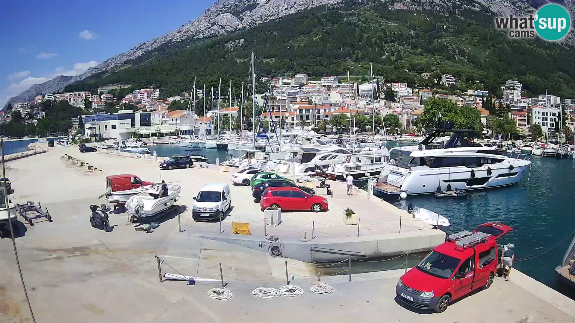 Vue du port de plaisance de la ville et la montagne Biokovo