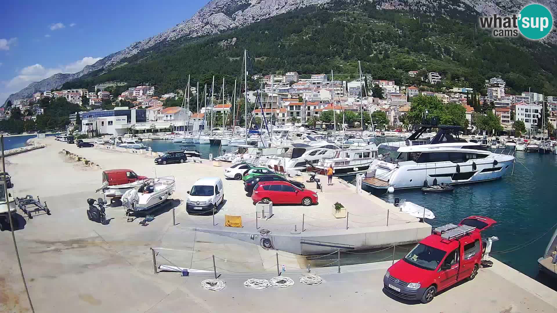 Vue du port de plaisance de la ville et la montagne Biokovo