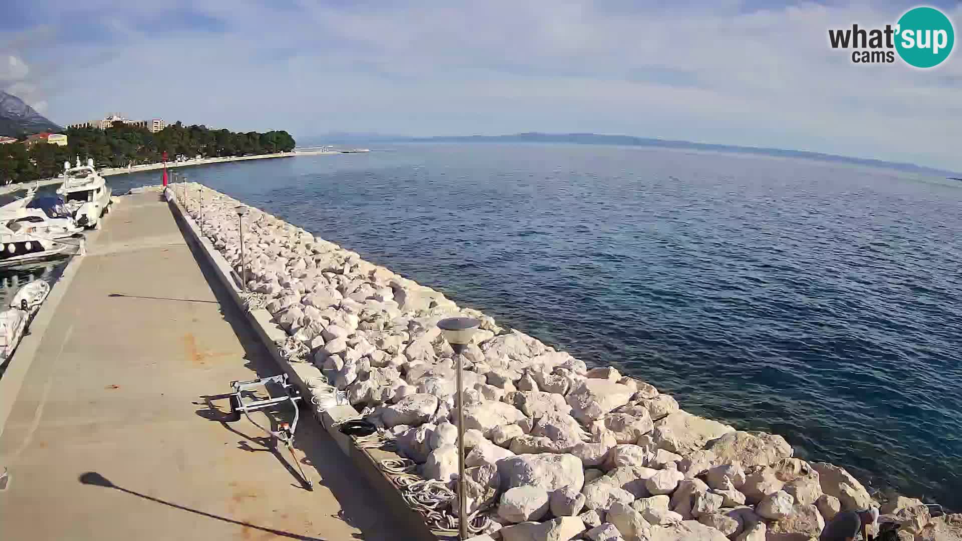 Vue du port de plaisance de la ville et la montagne Biokovo