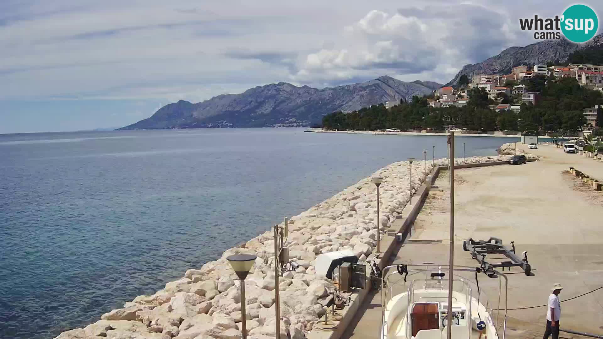 Vue du port de plaisance de la ville et la montagne Biokovo