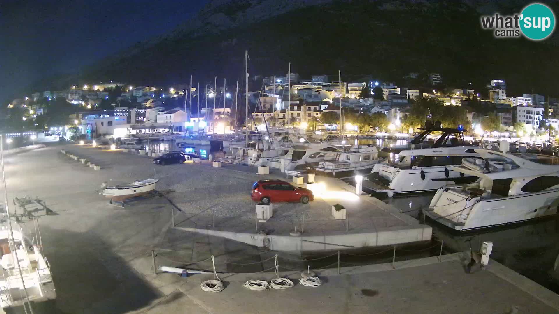 Vue du port de plaisance de la ville et la montagne Biokovo